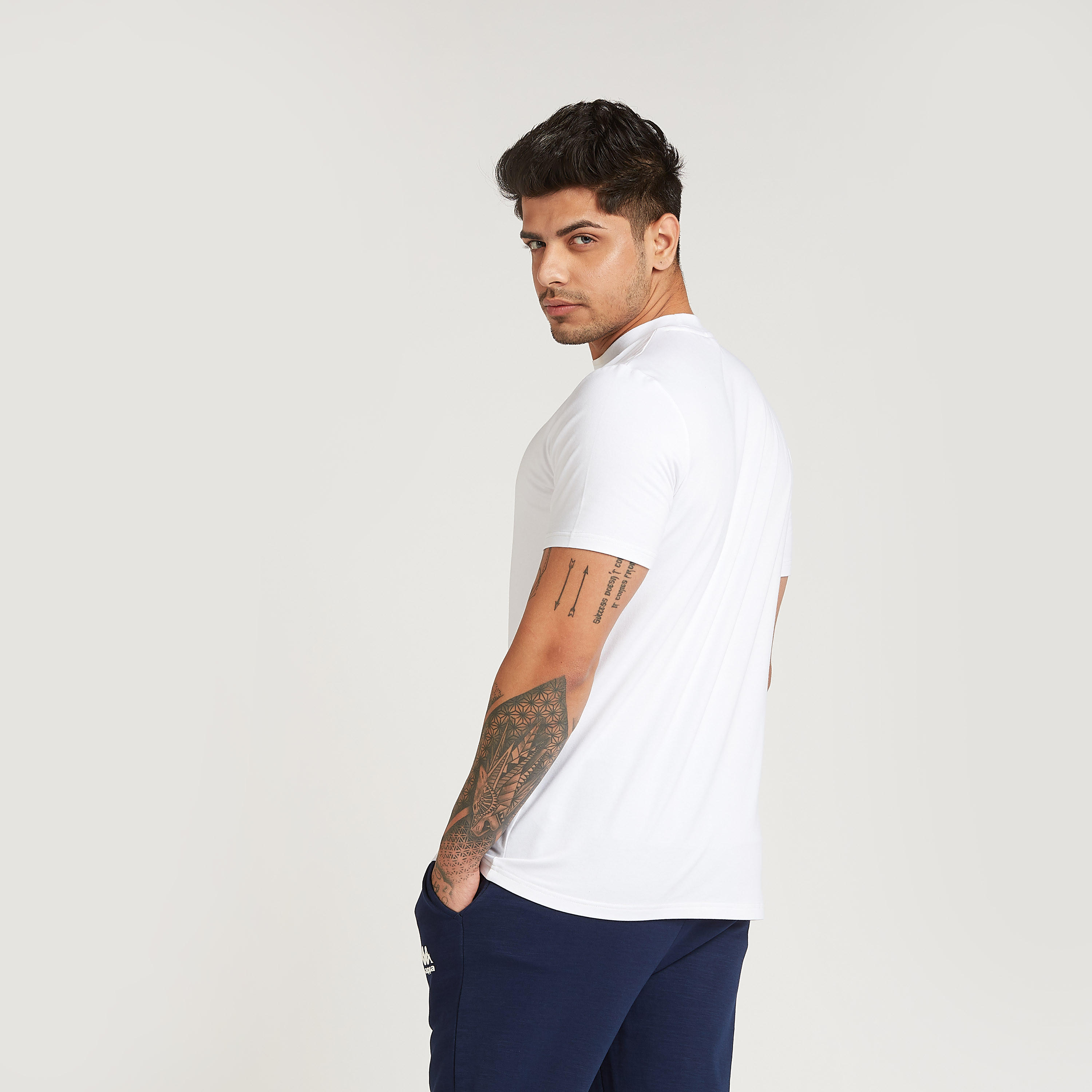 تيشيرت سادة بياقة ضيّقة وأكمام قصيرة وطبعات من كابا-men-clothing-sportswearandactivewear-tshirtsandpolos-image-1