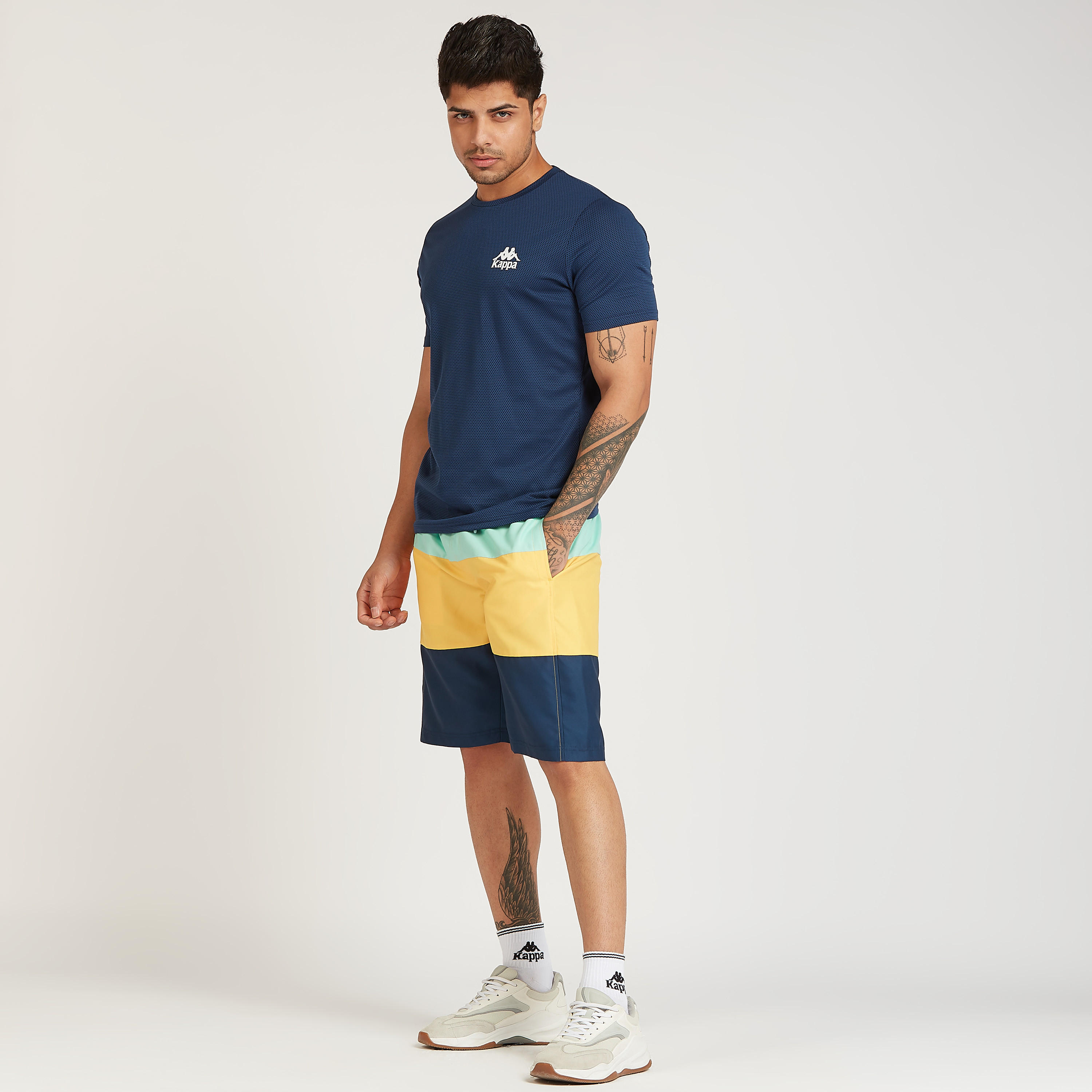 شورت بقوالب ملّونة برباط وتفاصيل جيوب من كابا-men-clothing-sportswearandactivewear-bottoms-image-2
