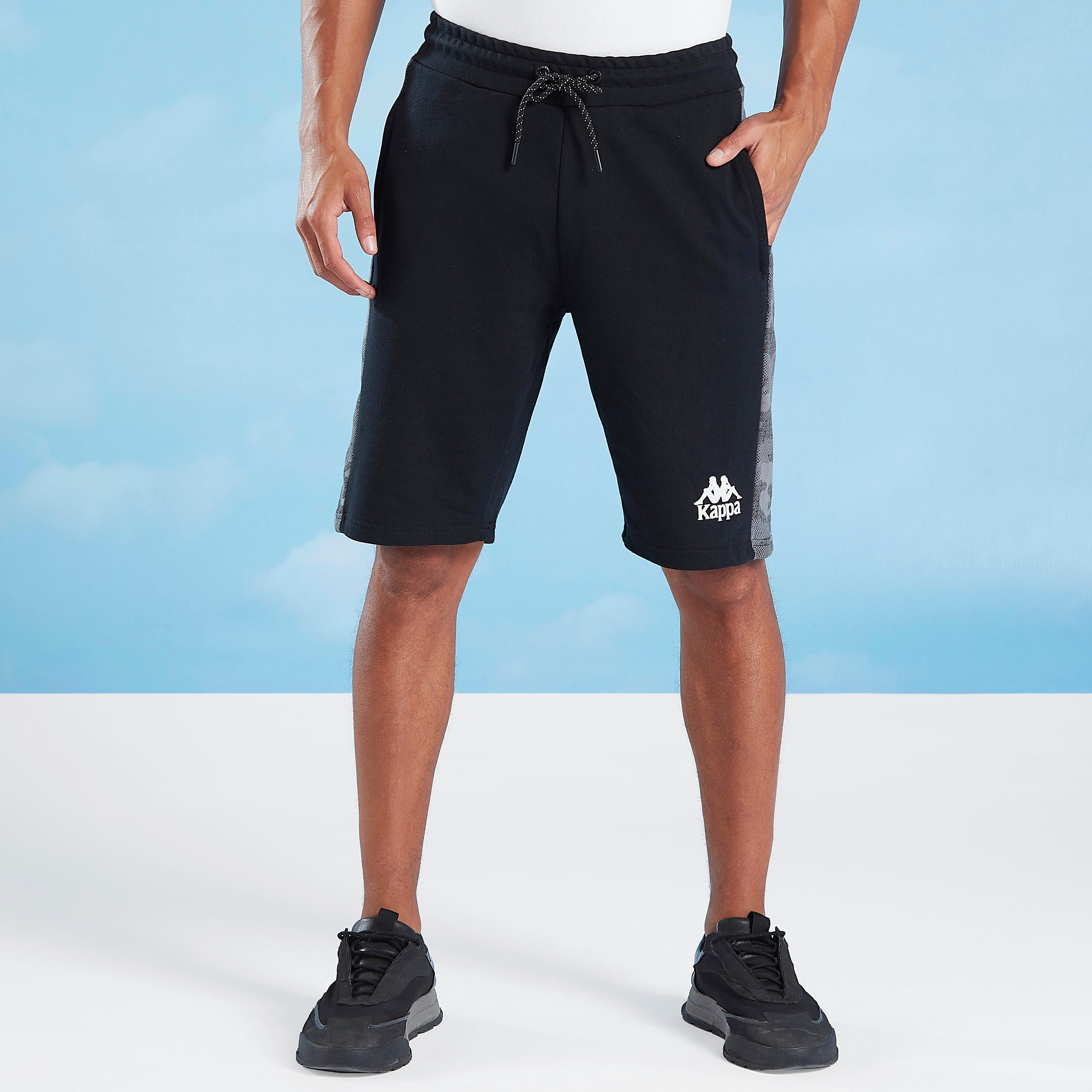 شورت برباط وجيوب وطبعات مموّهة من كابا-men-clothing-sportswearandactivewear-bottoms-image-1