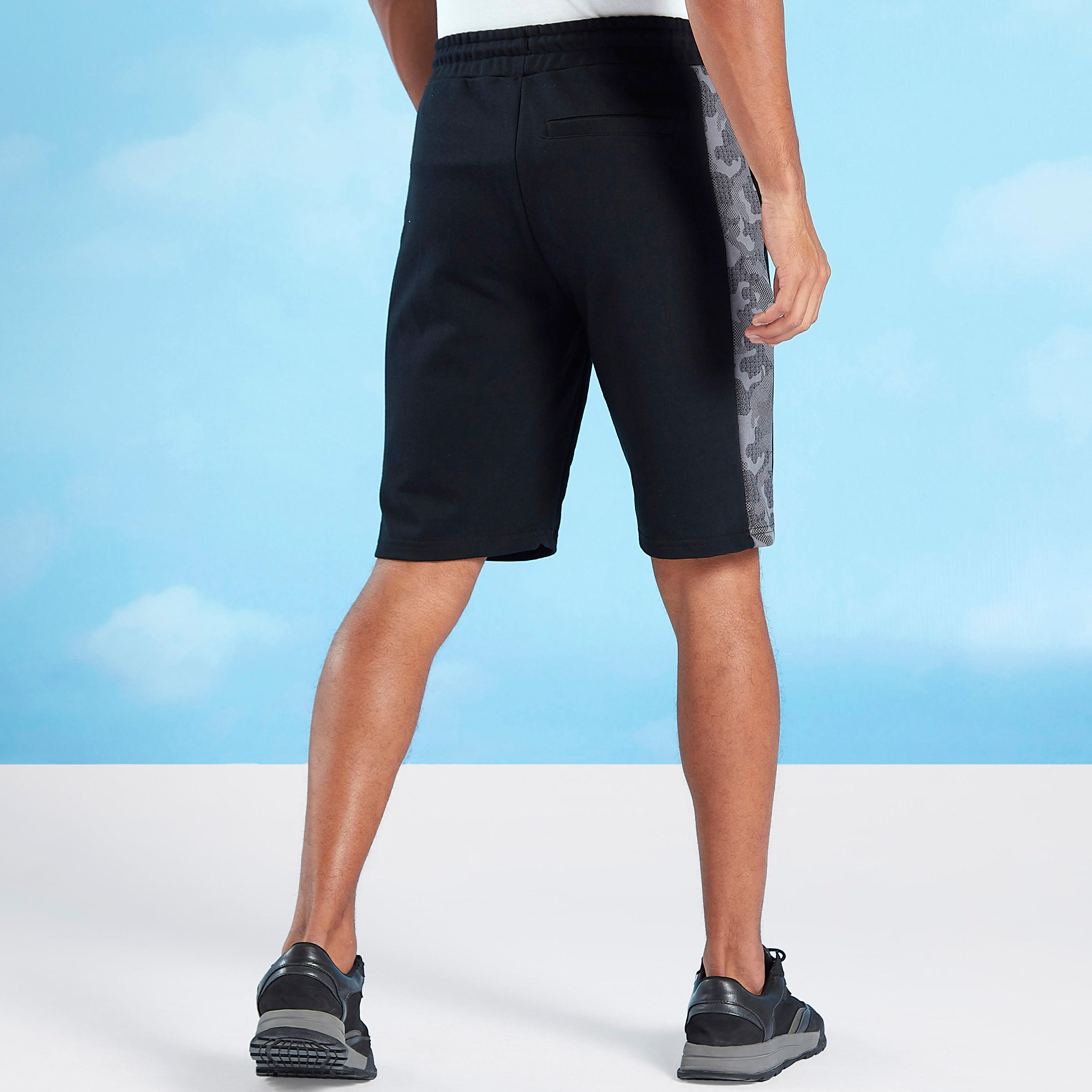 شورت برباط وجيوب وطبعات مموّهة من كابا-men-clothing-sportswearandactivewear-bottoms-image-4