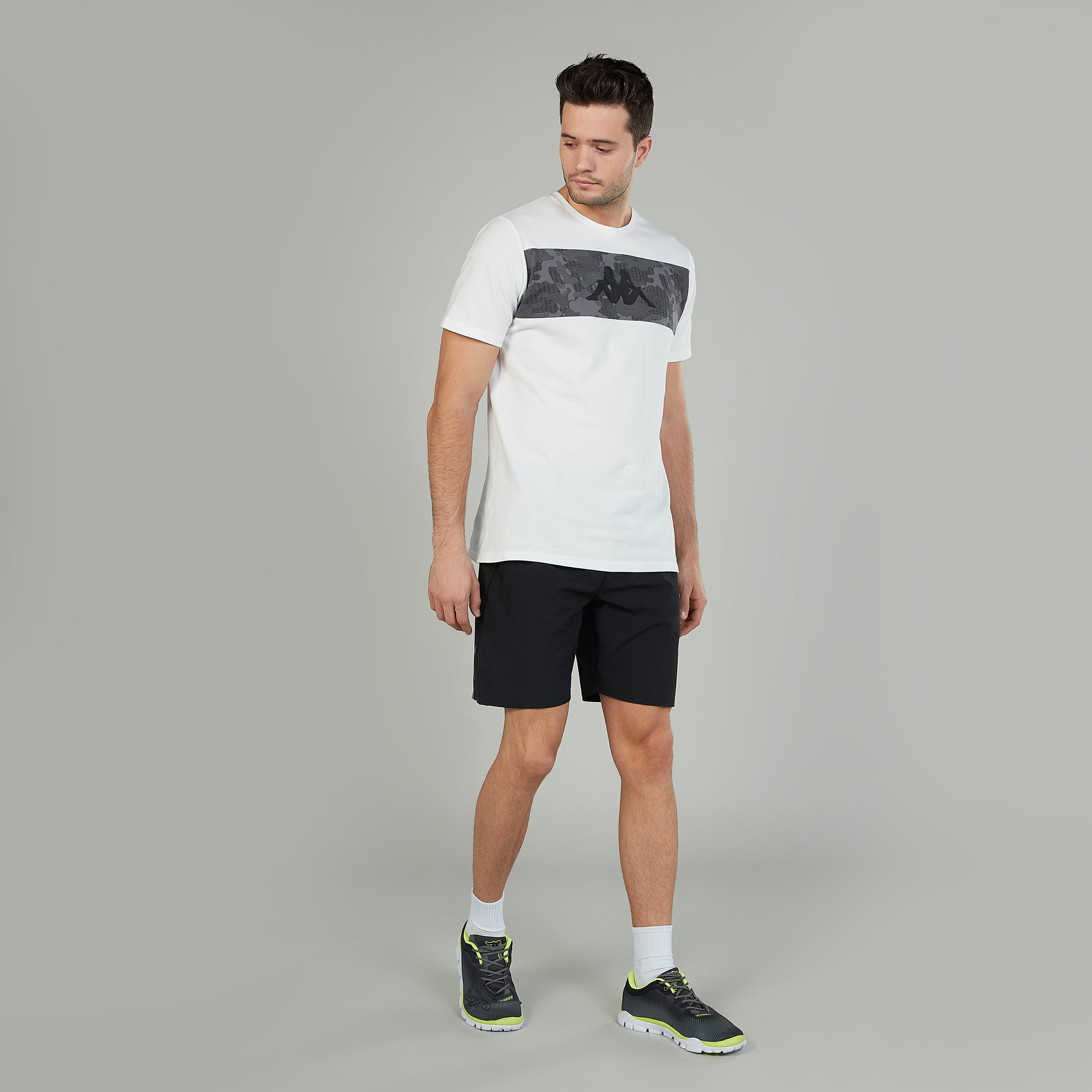 شورت مستدام سادة بخصر مطاطي متوسط الارتفاع وجيوب من كابا-men-clothing-sportswearandactivewear-bottoms-image-3