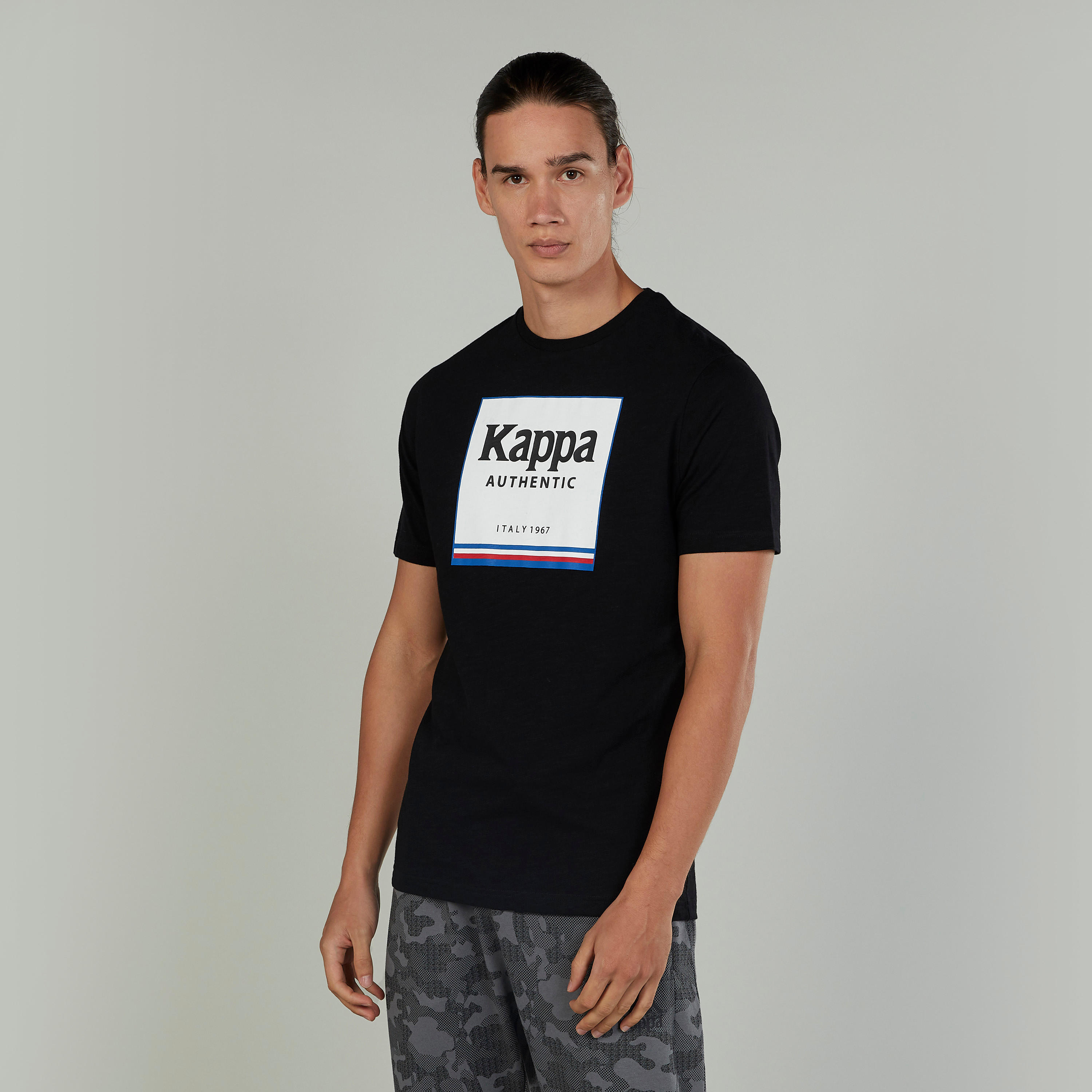 تيشيرت بطبعات جرافيك بياقة ضيّقة وأكمام قصيرة-men-clothing-sportswearandactivewear-tshirtsandpolos-image-1