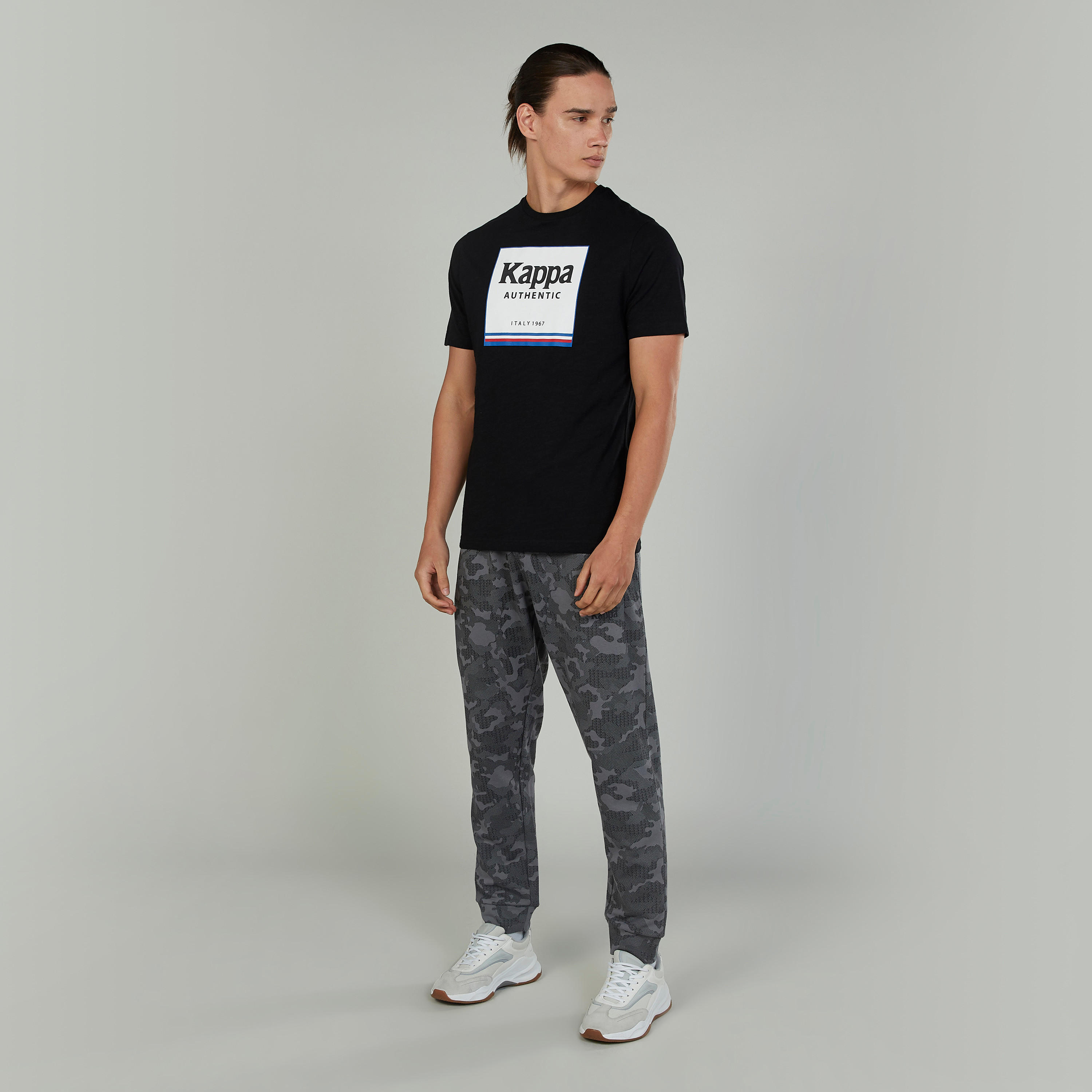 تيشيرت بطبعات جرافيك بياقة ضيّقة وأكمام قصيرة-men-clothing-sportswearandactivewear-tshirtsandpolos-image-2