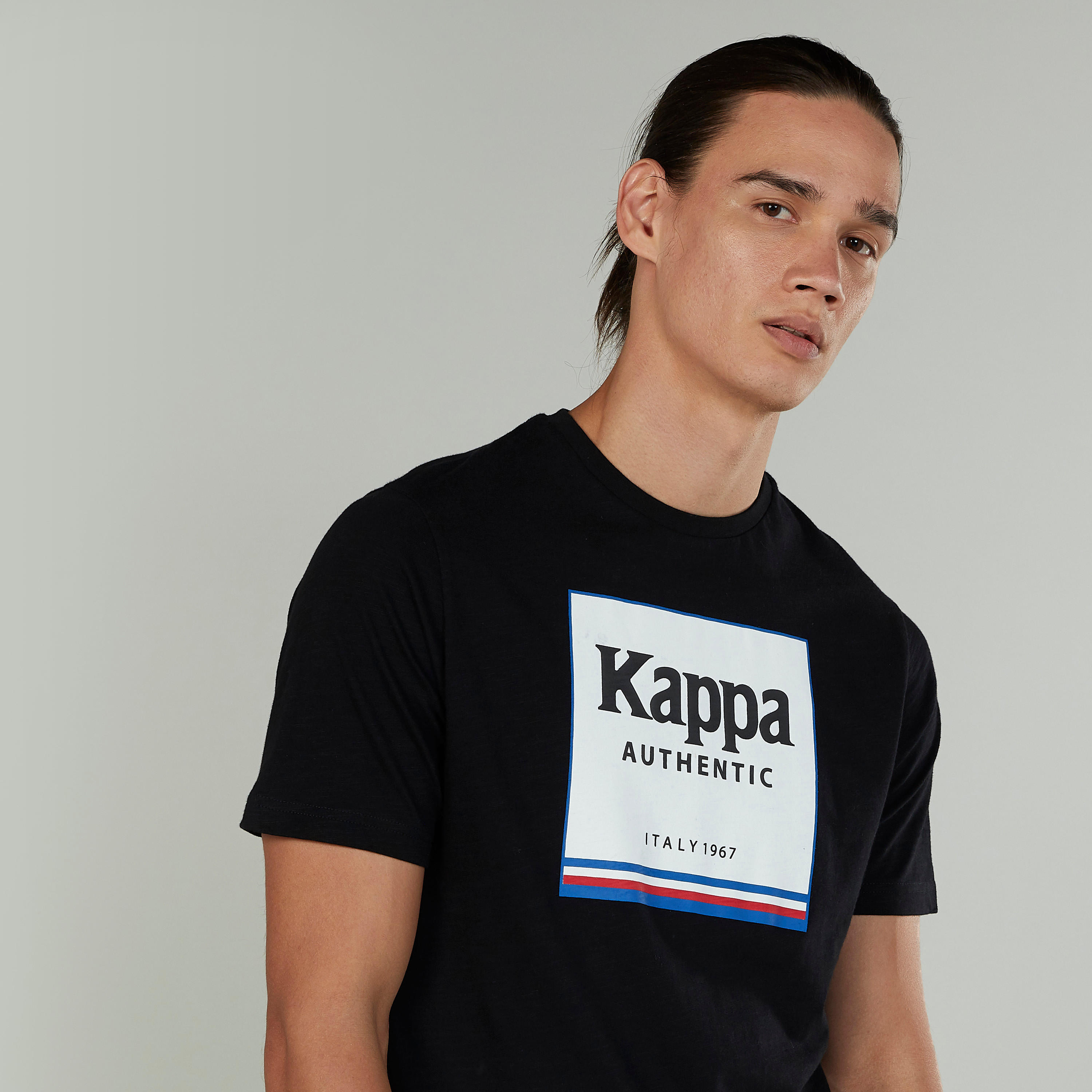 تيشيرت بطبعات جرافيك بياقة ضيّقة وأكمام قصيرة-men-clothing-sportswearandactivewear-tshirtsandpolos-image-3