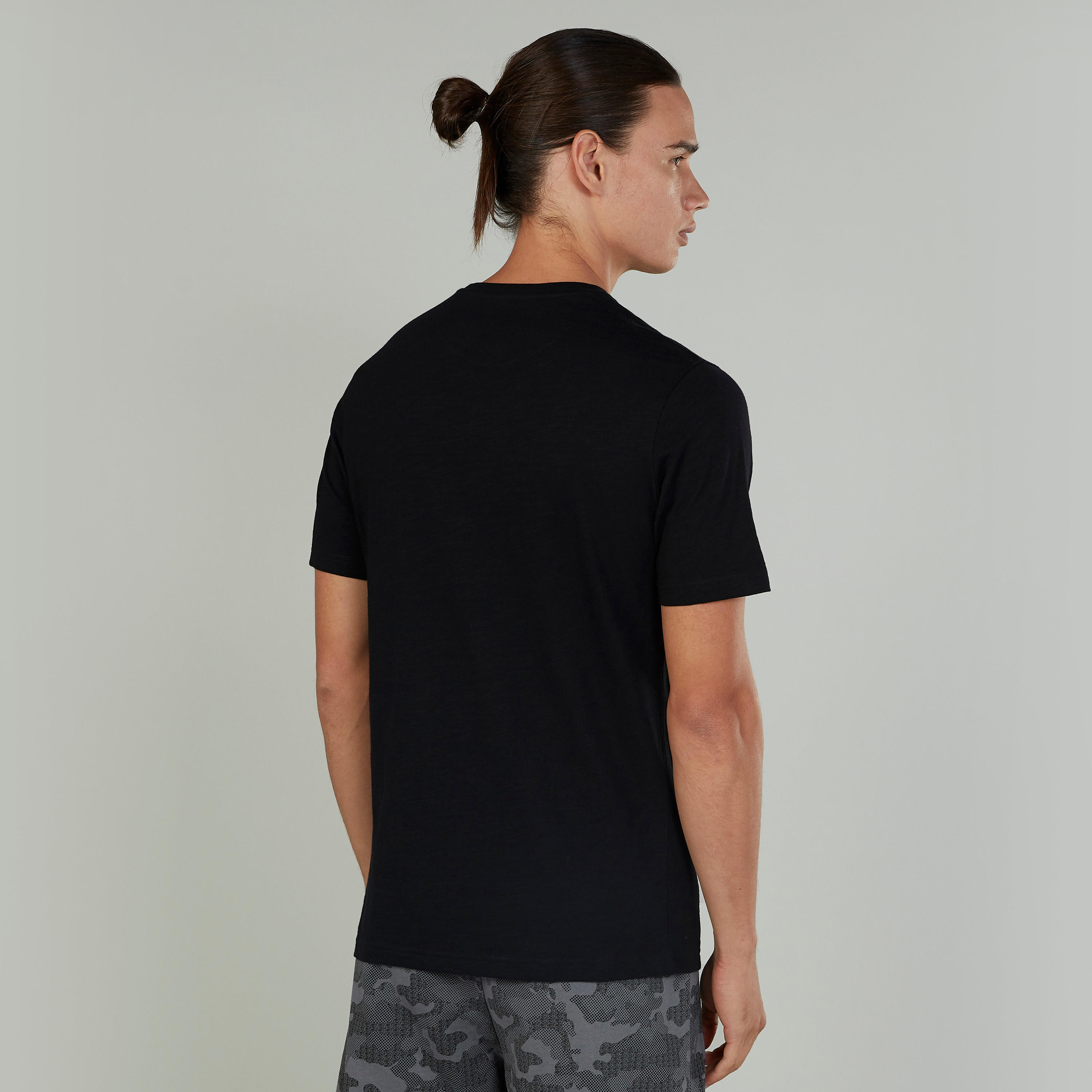 تيشيرت بطبعات جرافيك بياقة ضيّقة وأكمام قصيرة-men-clothing-sportswearandactivewear-tshirtsandpolos-image-4