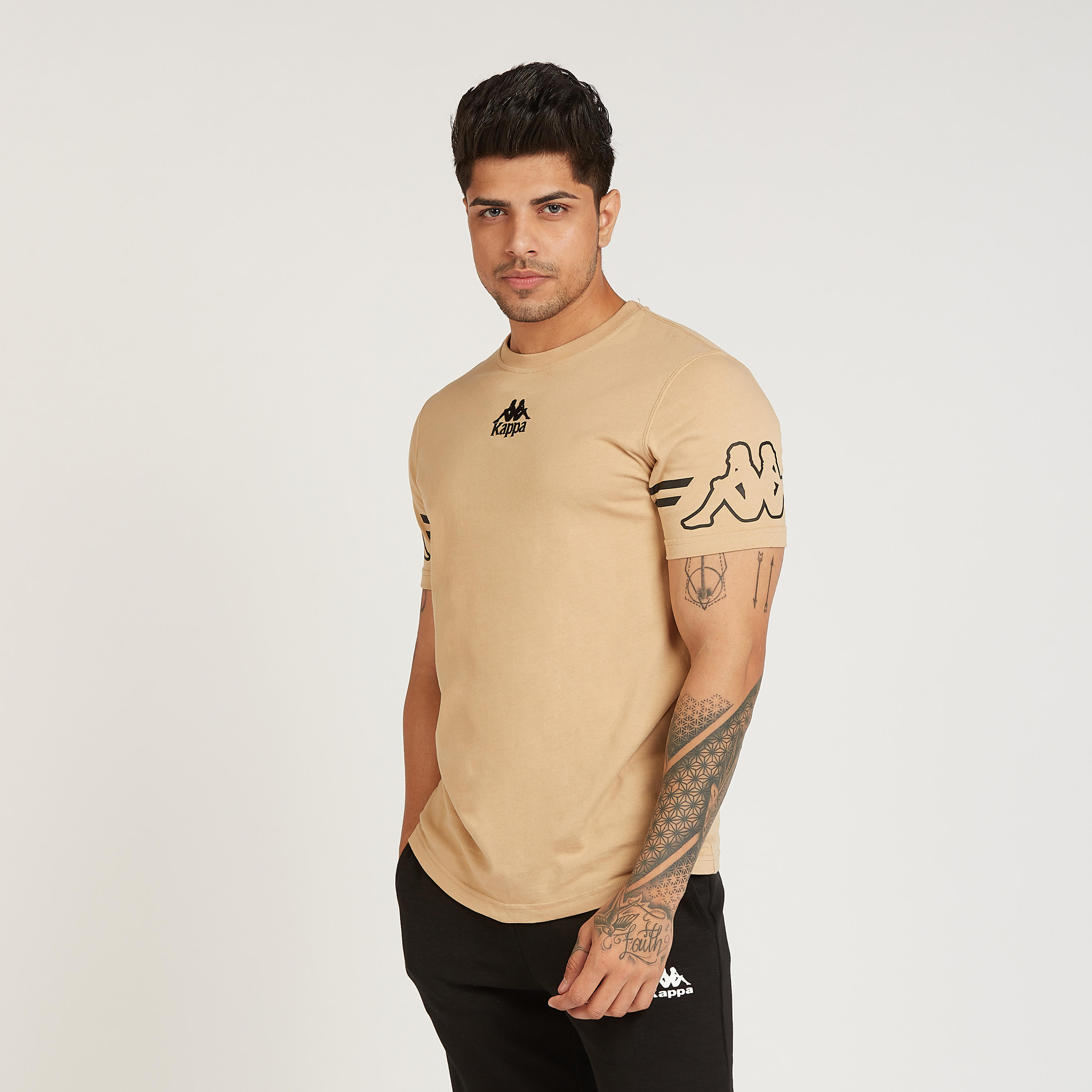 تيشيرت سادة بياقة ضيّقة وأكمام قصيرة من كابا-men-clothing-sportswearandactivewear-tshirtsandpolos-image-1
