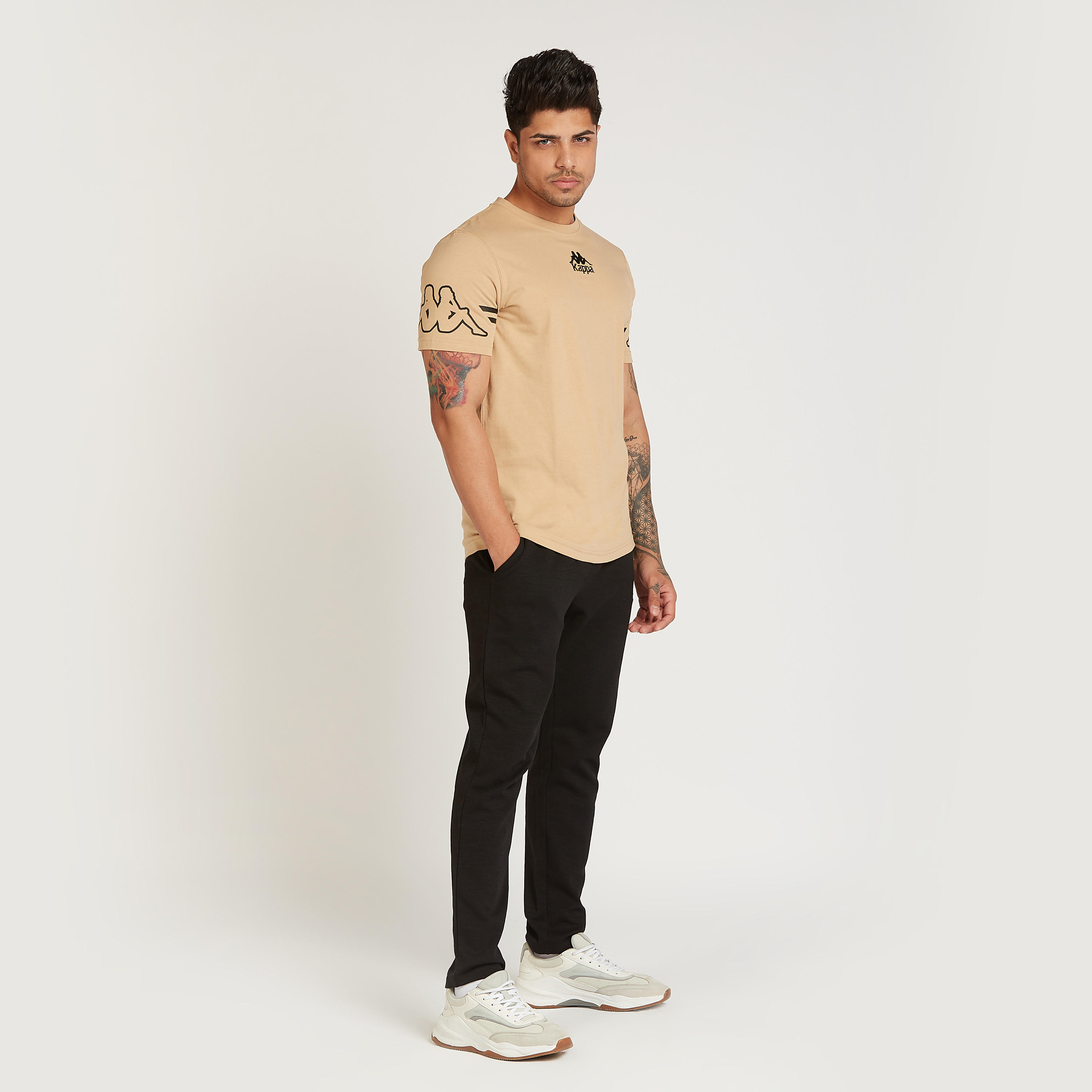 تيشيرت سادة بياقة ضيّقة وأكمام قصيرة من كابا-men-clothing-sportswearandactivewear-tshirtsandpolos-image-2