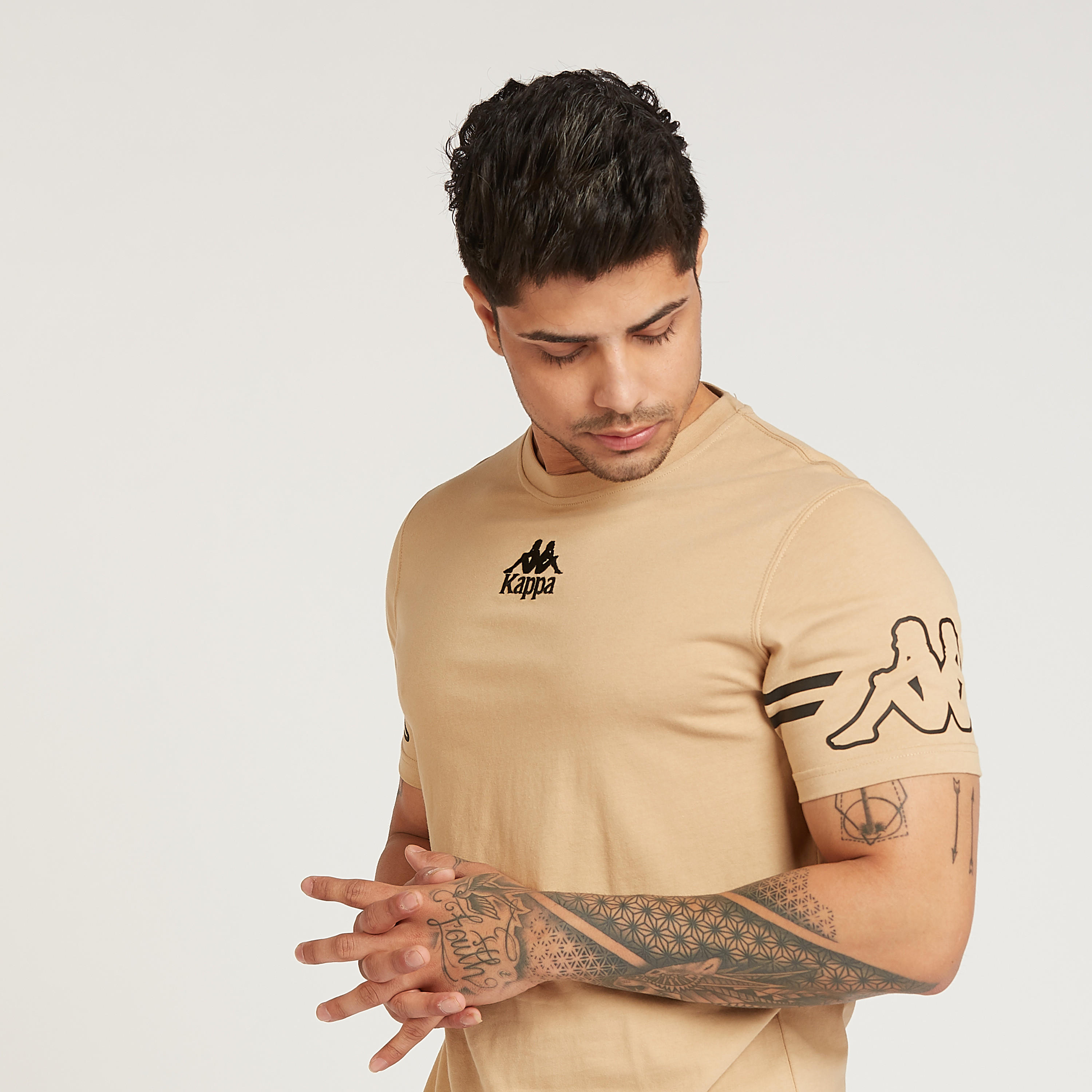 تيشيرت سادة بياقة ضيّقة وأكمام قصيرة من كابا-men-clothing-sportswearandactivewear-tshirtsandpolos-image-3