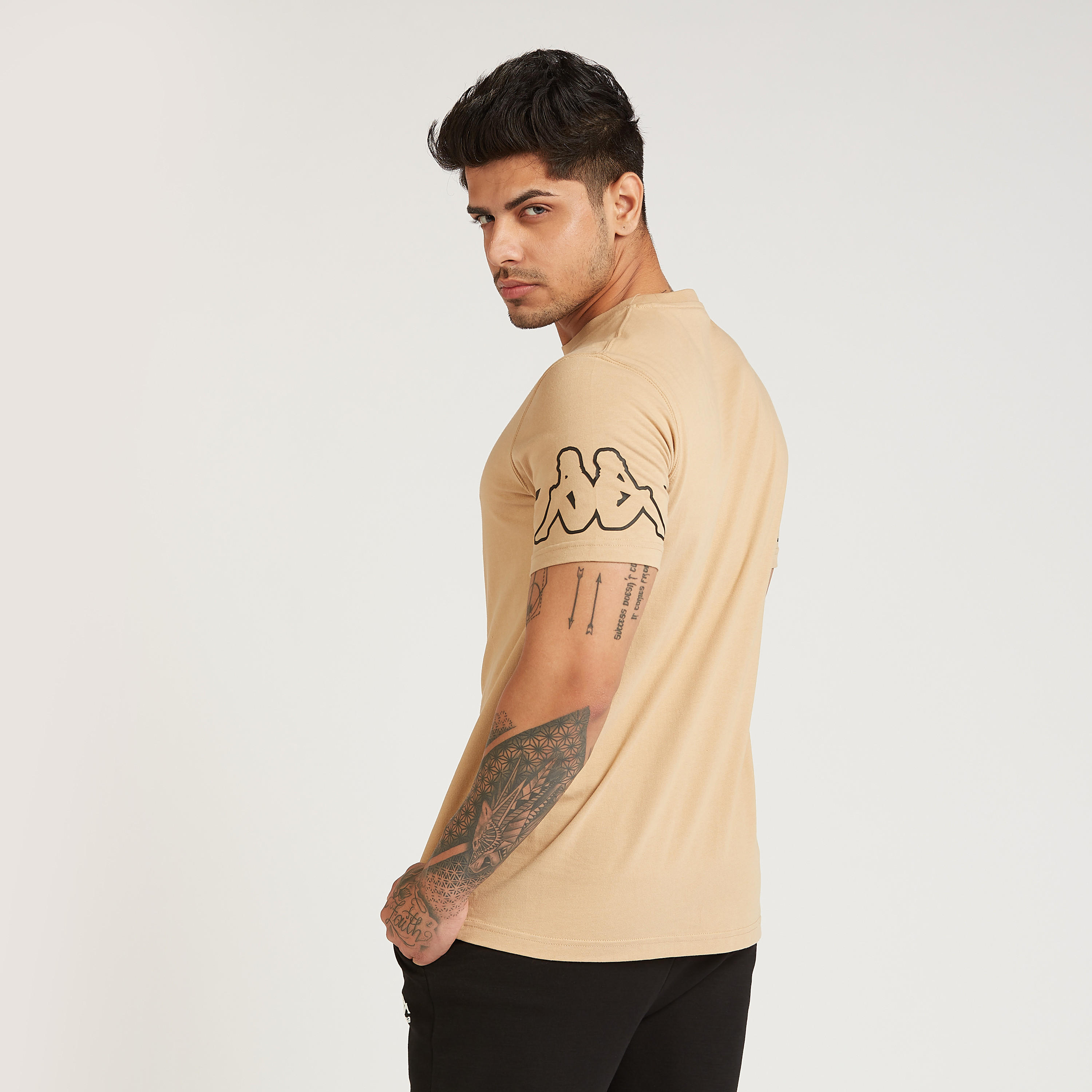 تيشيرت سادة بياقة ضيّقة وأكمام قصيرة من كابا-men-clothing-sportswearandactivewear-tshirtsandpolos-image-4