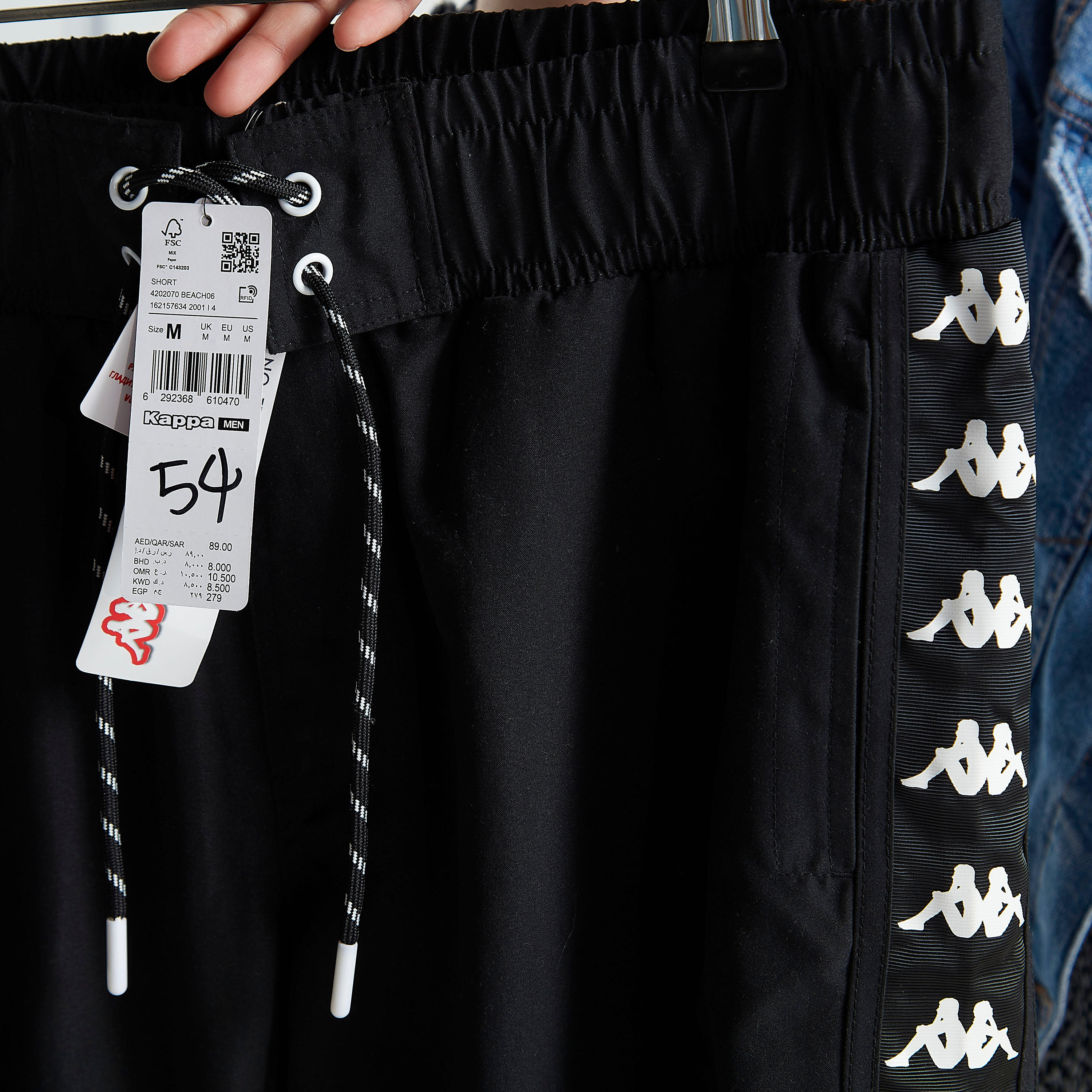 شورت سادة برباط وتفاصيل جيوب من كابا-men-clothing-sportswearandactivewear-bottoms-image-1