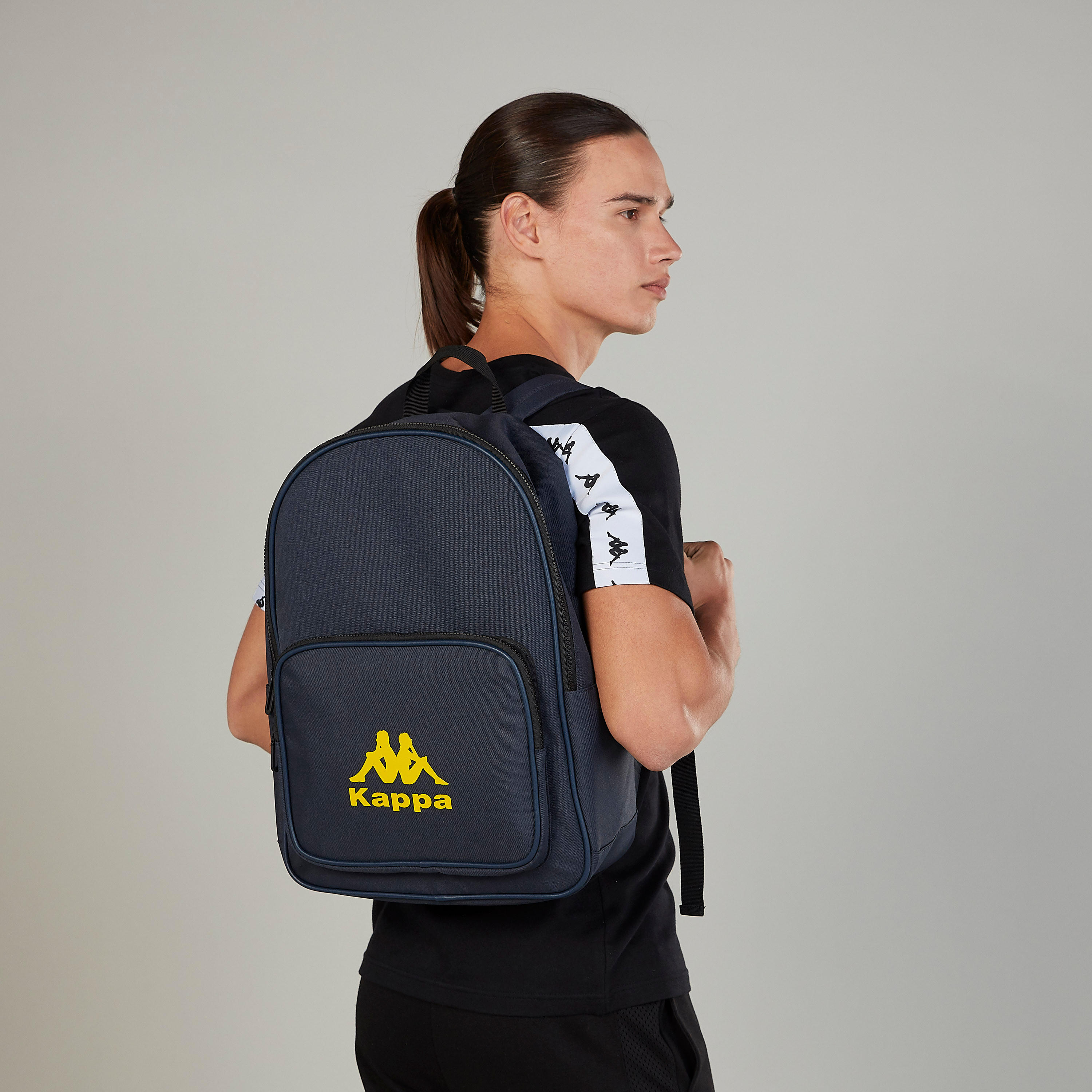 شنطة ظهر بحمّالات كتف قابلة للتعديل ومقبض علوي وطبعات من كابا-men-bags-image-4