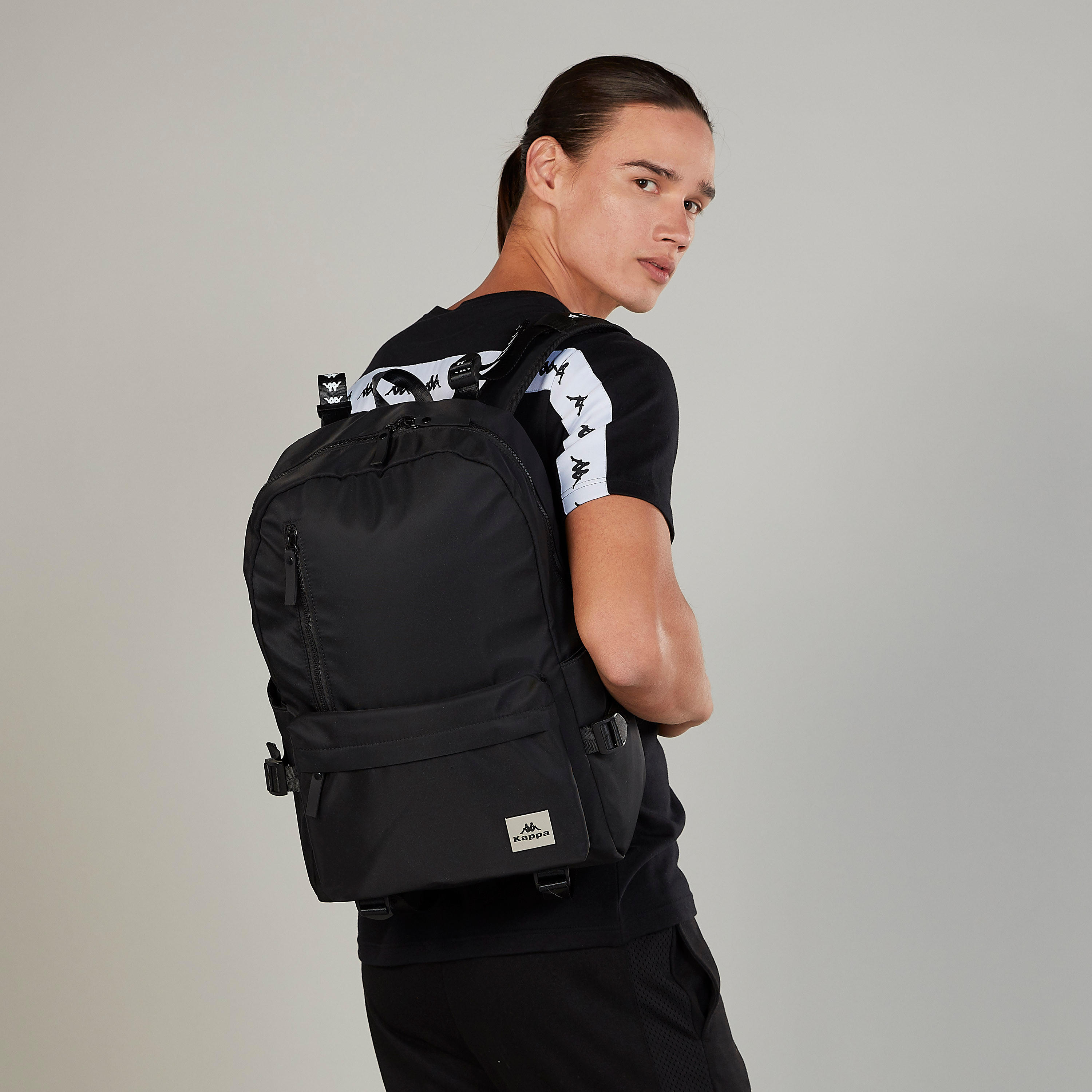 شنطة ظهر مخططة بحمّالات كتف قابلة للتعديل ومقبض علوي من كابا-men-bags-image-4