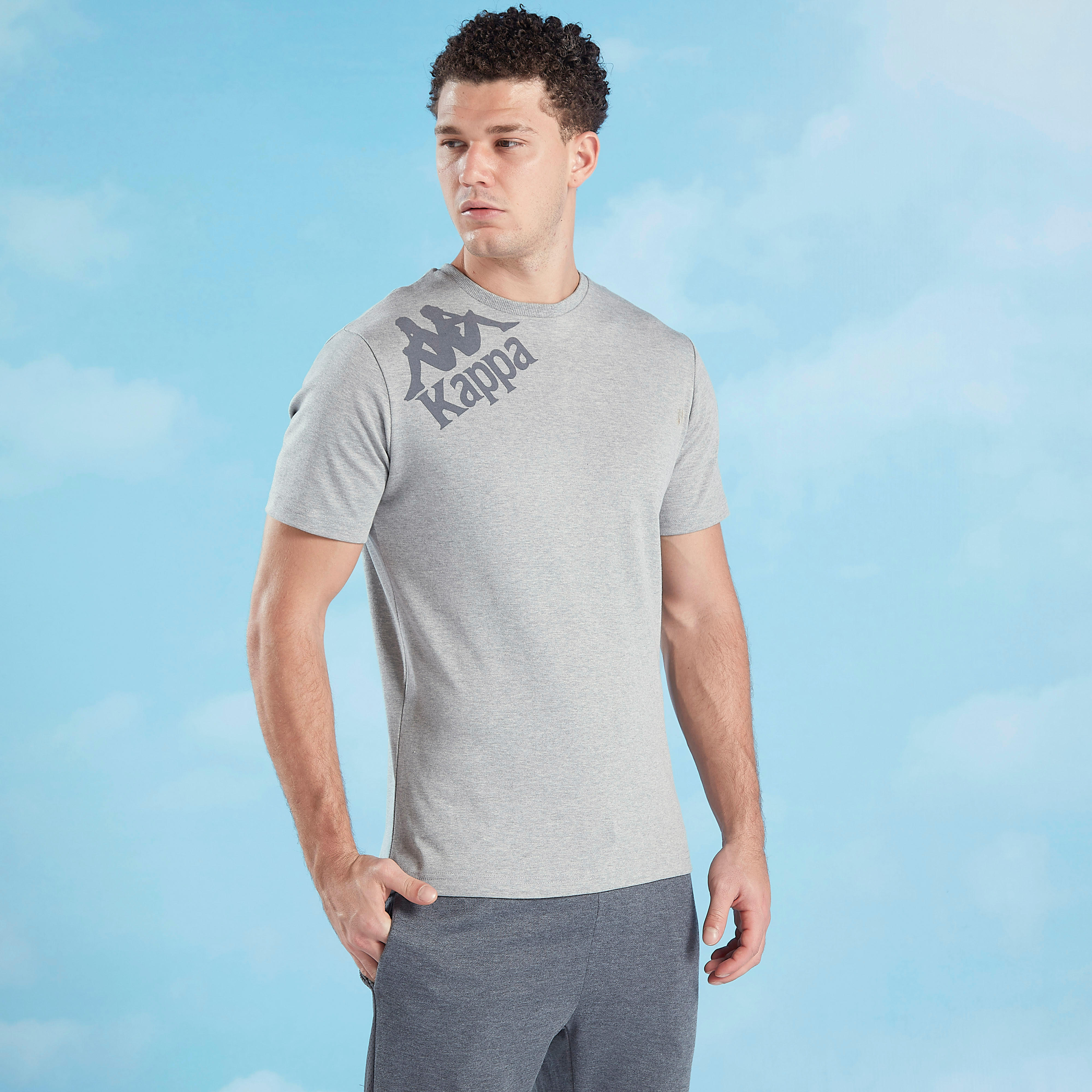 تيشيرت بياقة ضيّقة وأكمام قصيرة وطبعات من كابا-men-clothing-sportswearandactivewear-tshirtsandpolos-image-1