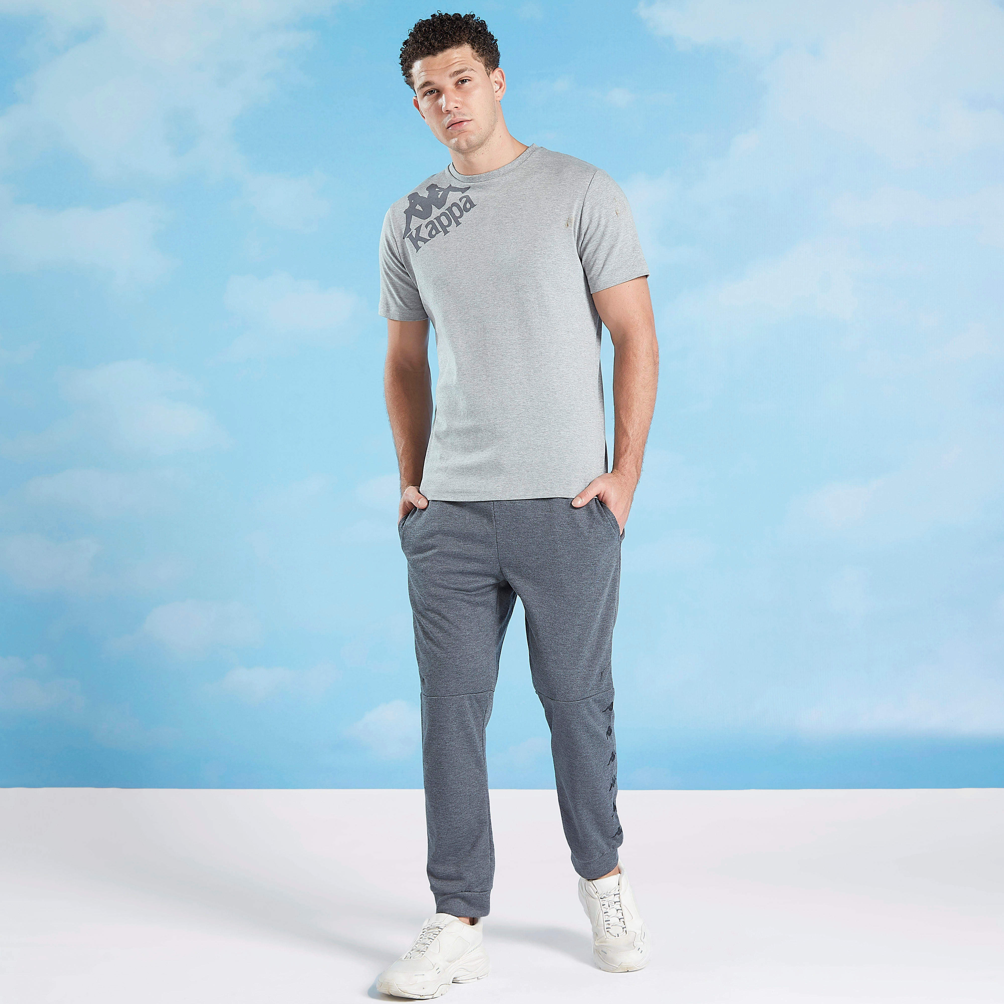 تيشيرت بياقة ضيّقة وأكمام قصيرة وطبعات من كابا-men-clothing-sportswearandactivewear-tshirtsandpolos-image-2