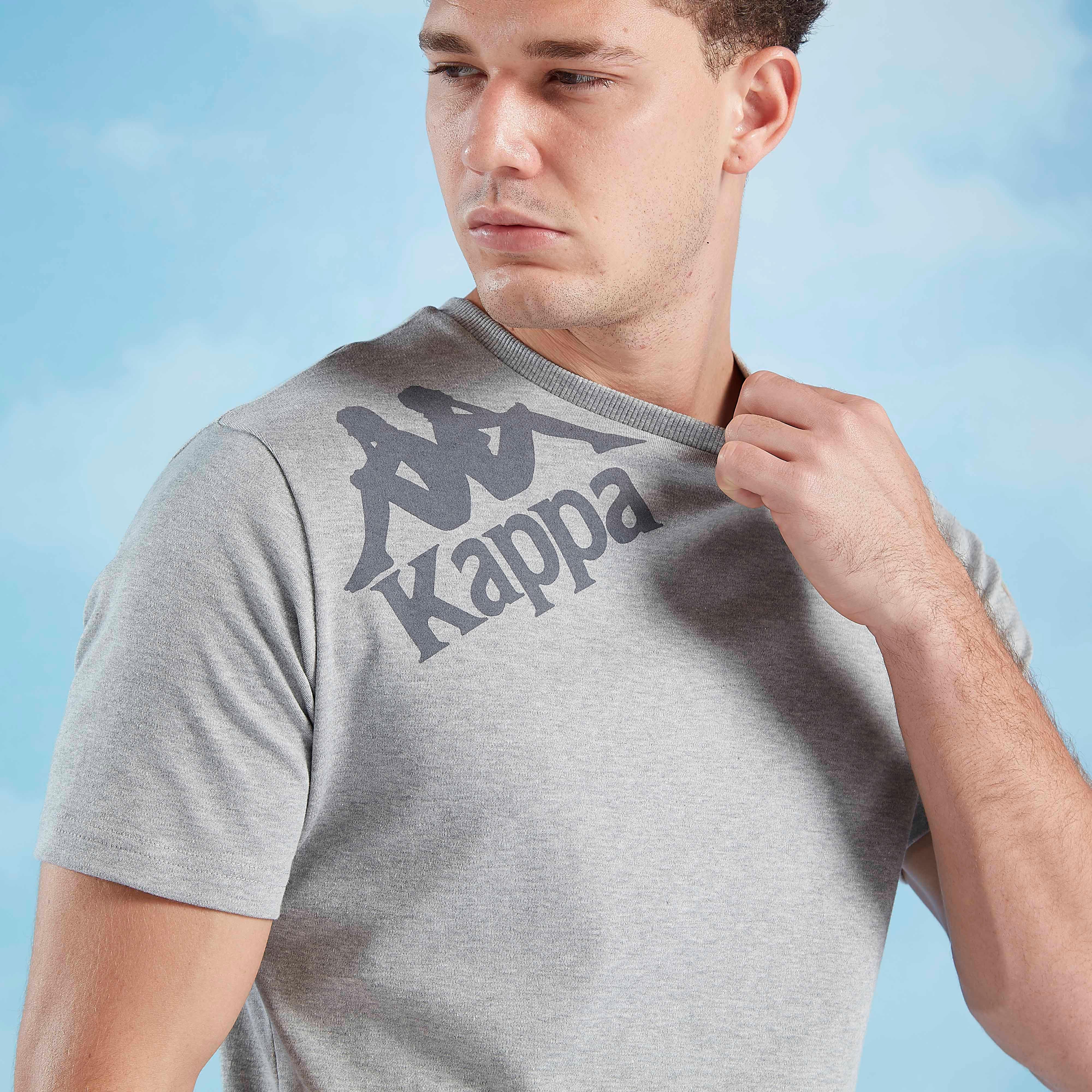 تيشيرت بياقة ضيّقة وأكمام قصيرة وطبعات من كابا-men-clothing-sportswearandactivewear-tshirtsandpolos-image-3