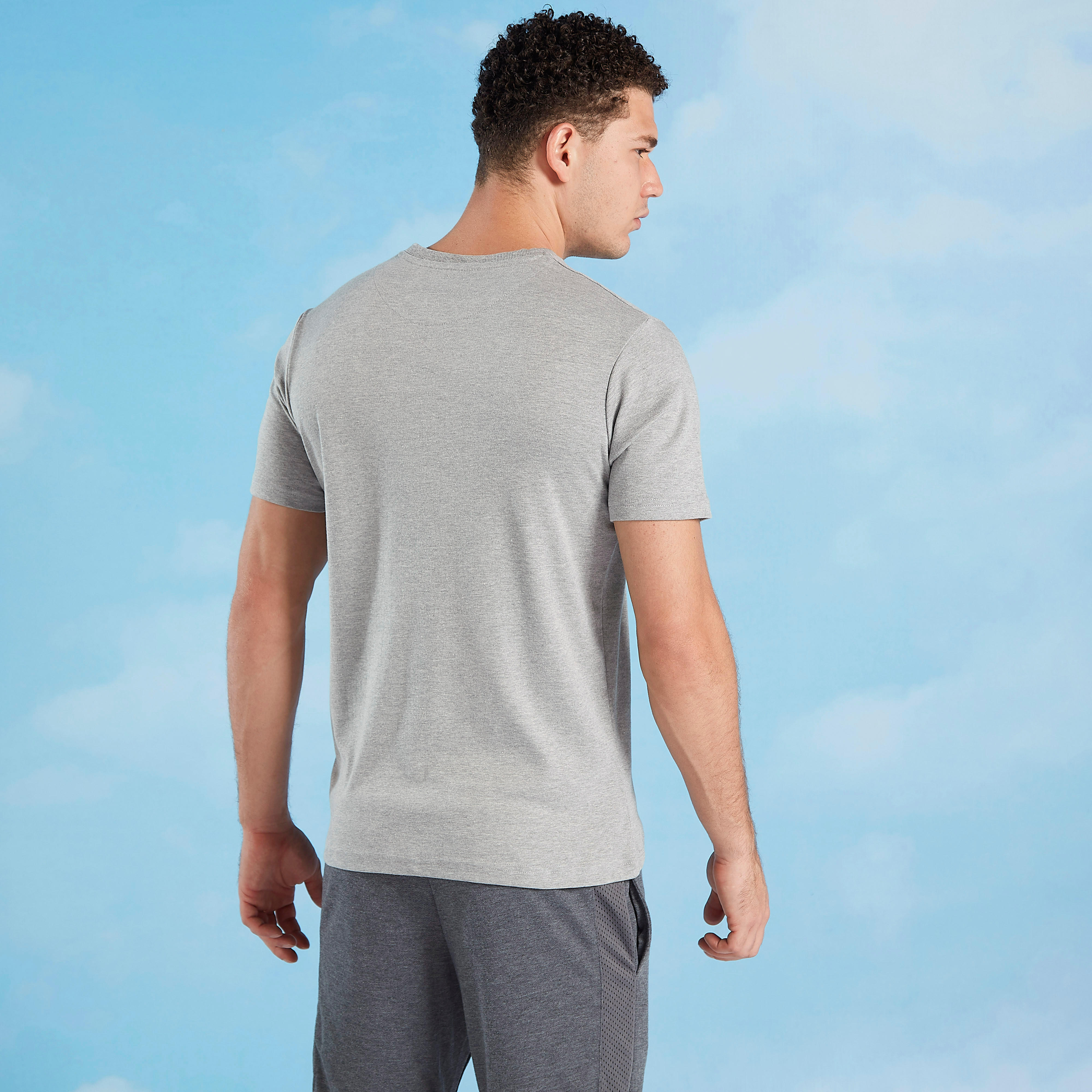 تيشيرت بياقة ضيّقة وأكمام قصيرة وطبعات من كابا-men-clothing-sportswearandactivewear-tshirtsandpolos-image-4