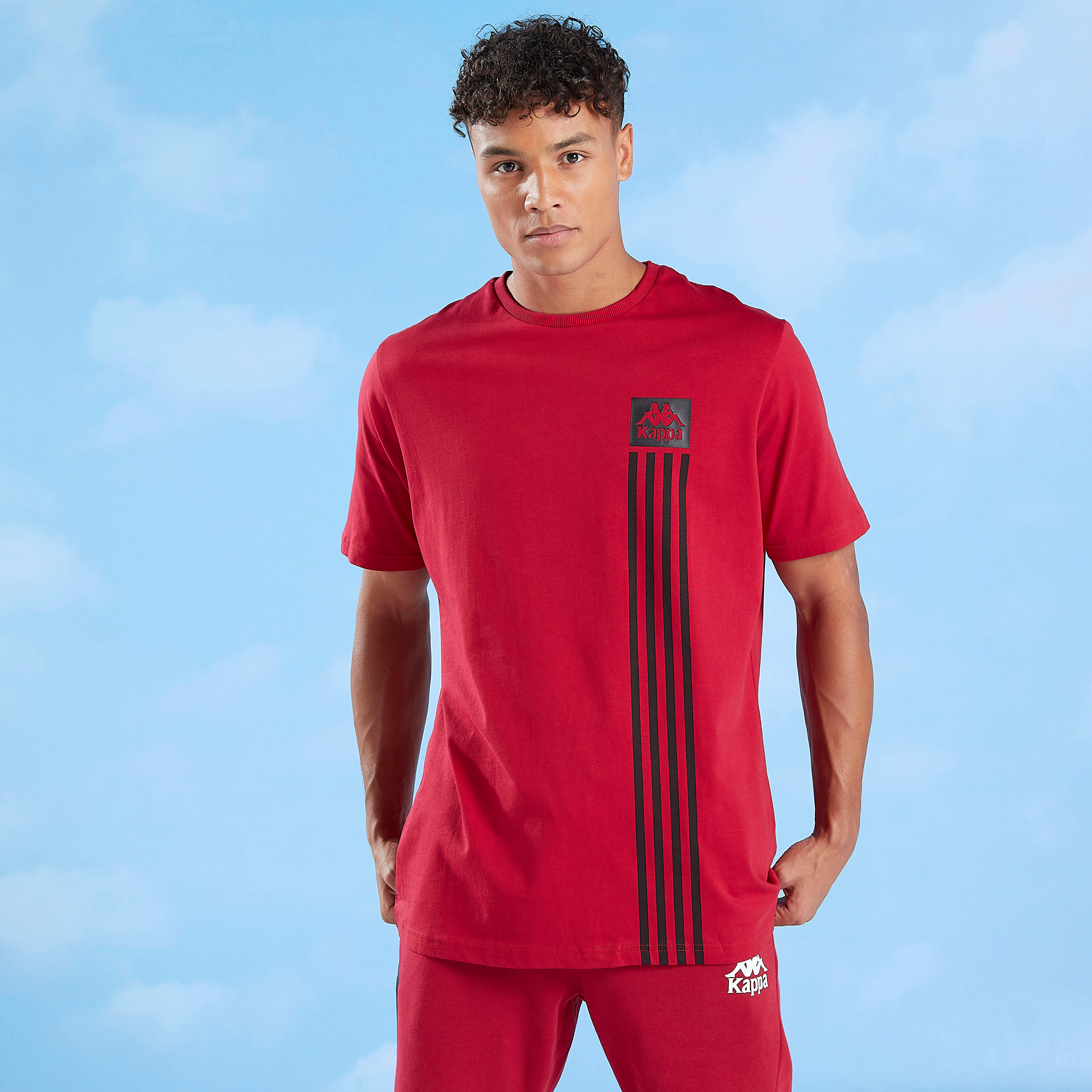 تيشيرت بياقة ضيّقة وأكمام قصيرة وطبعات من كابا-men-clothing-sportswearandactivewear-tshirtsandpolos-image-1