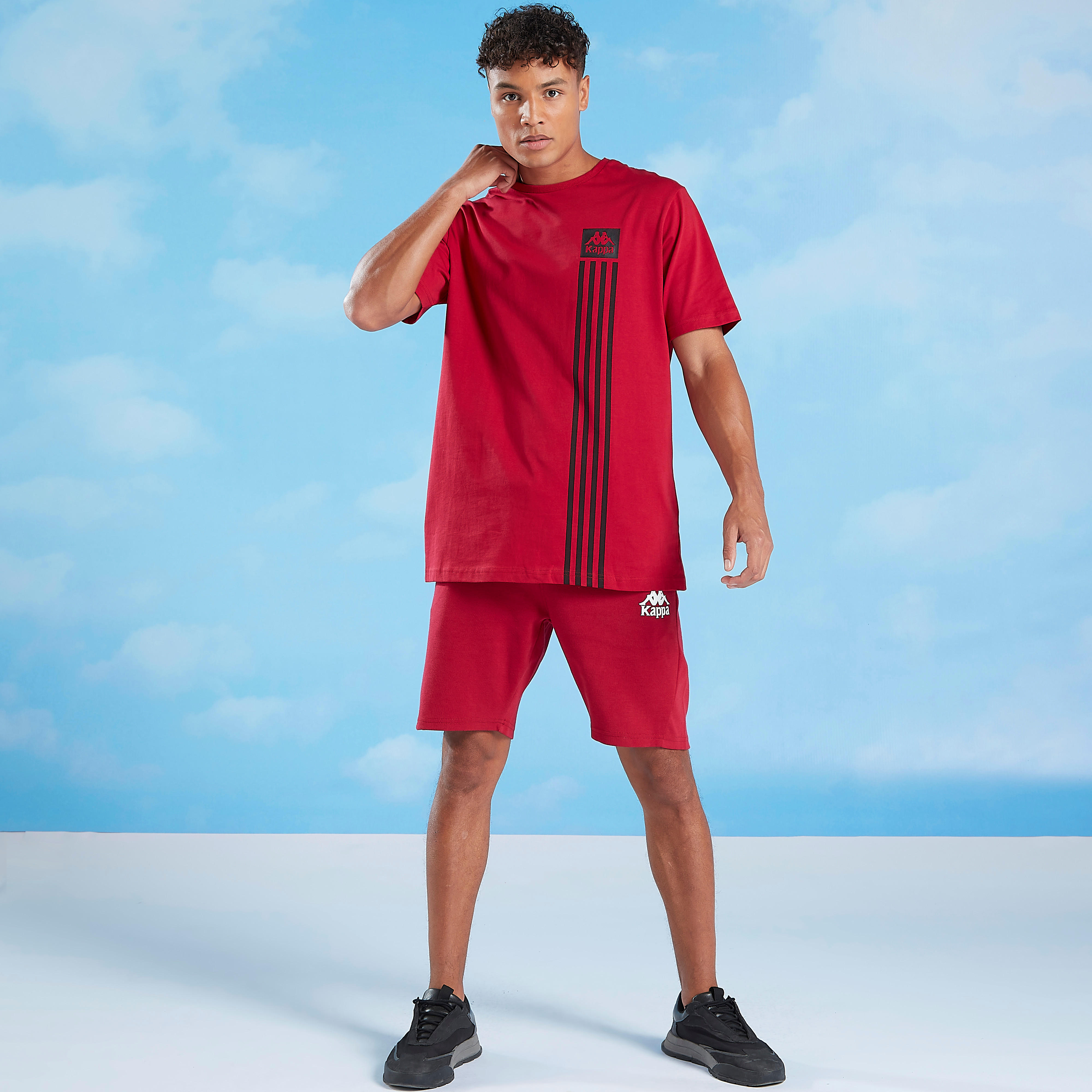 تيشيرت بياقة ضيّقة وأكمام قصيرة وطبعات من كابا-men-clothing-sportswearandactivewear-tshirtsandpolos-image-2
