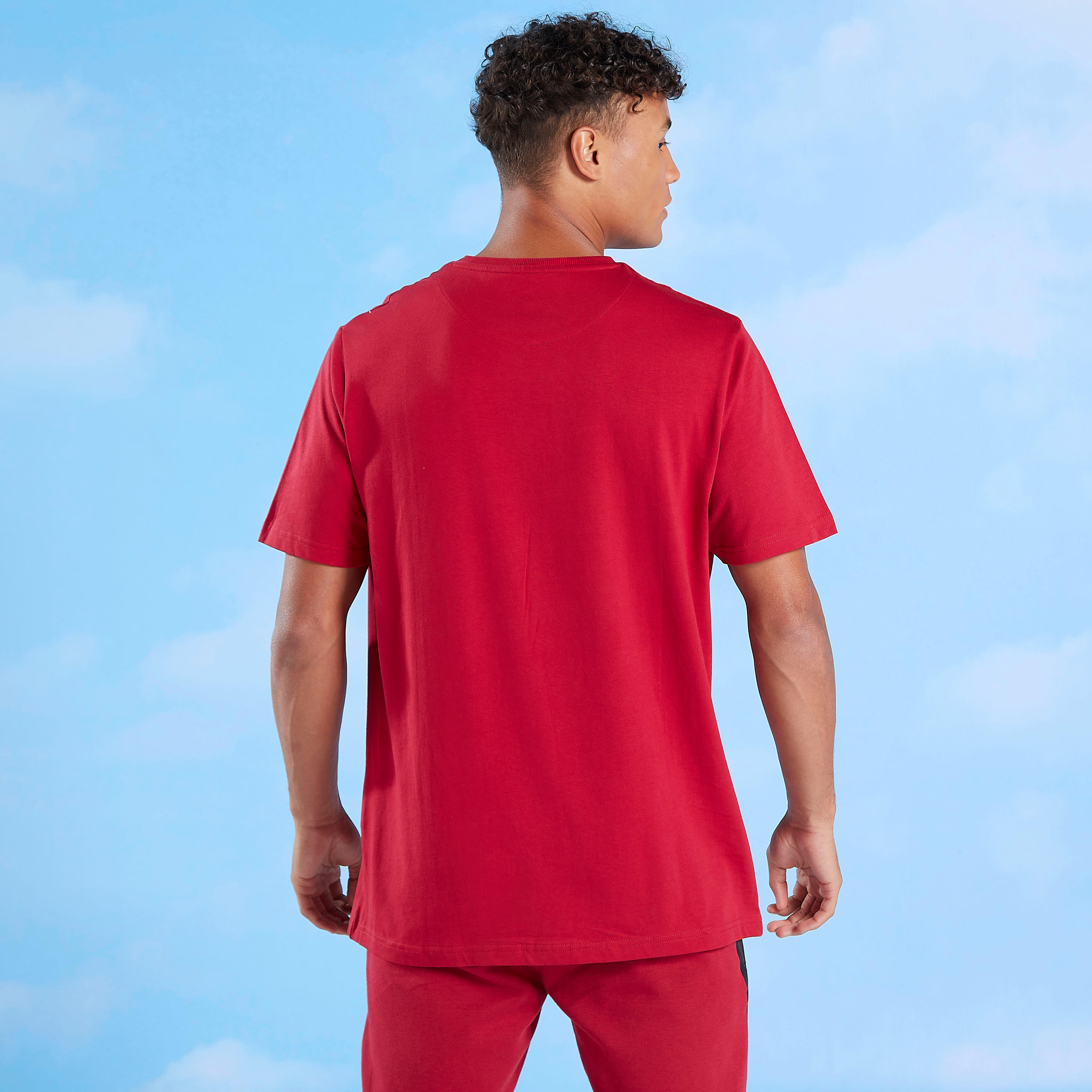 تيشيرت بياقة ضيّقة وأكمام قصيرة وطبعات من كابا-men-clothing-sportswearandactivewear-tshirtsandpolos-image-4