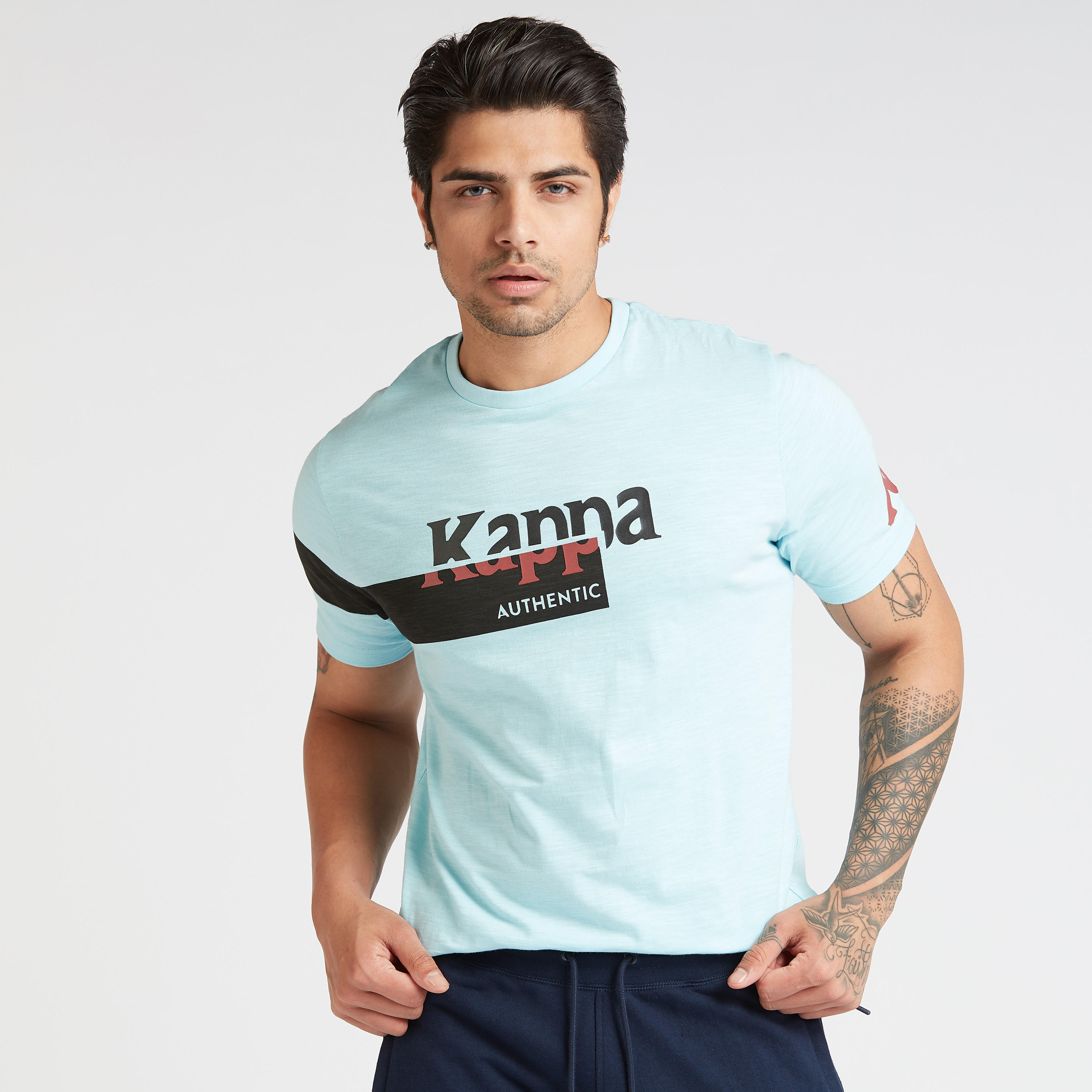 تيشيرت بياقة ضيّقة وأكمام قصيرة وطبعات من كابا-men-clothing-sportswearandactivewear-tshirtsandpolos-image-6