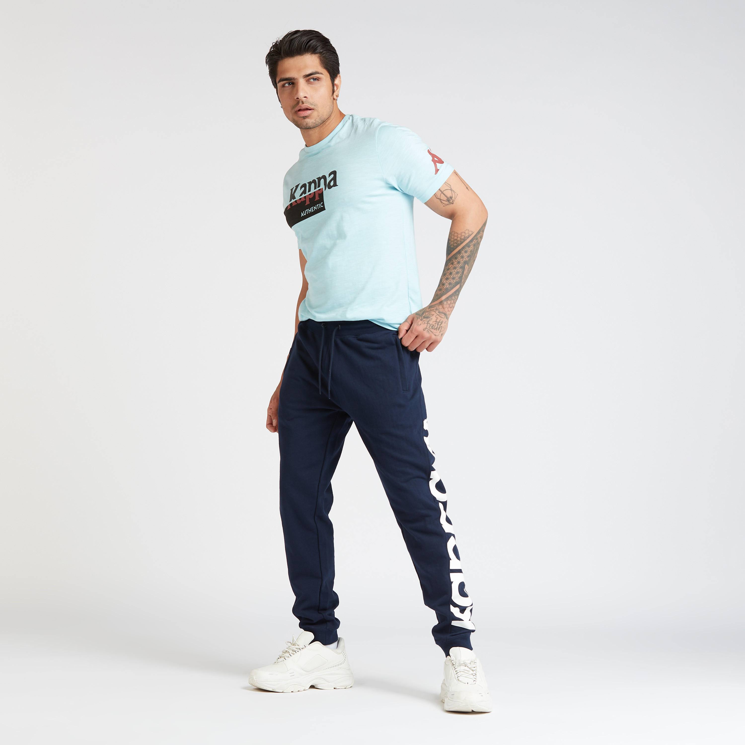 تيشيرت بياقة ضيّقة وأكمام قصيرة وطبعات من كابا-men-clothing-sportswearandactivewear-tshirtsandpolos-image-7