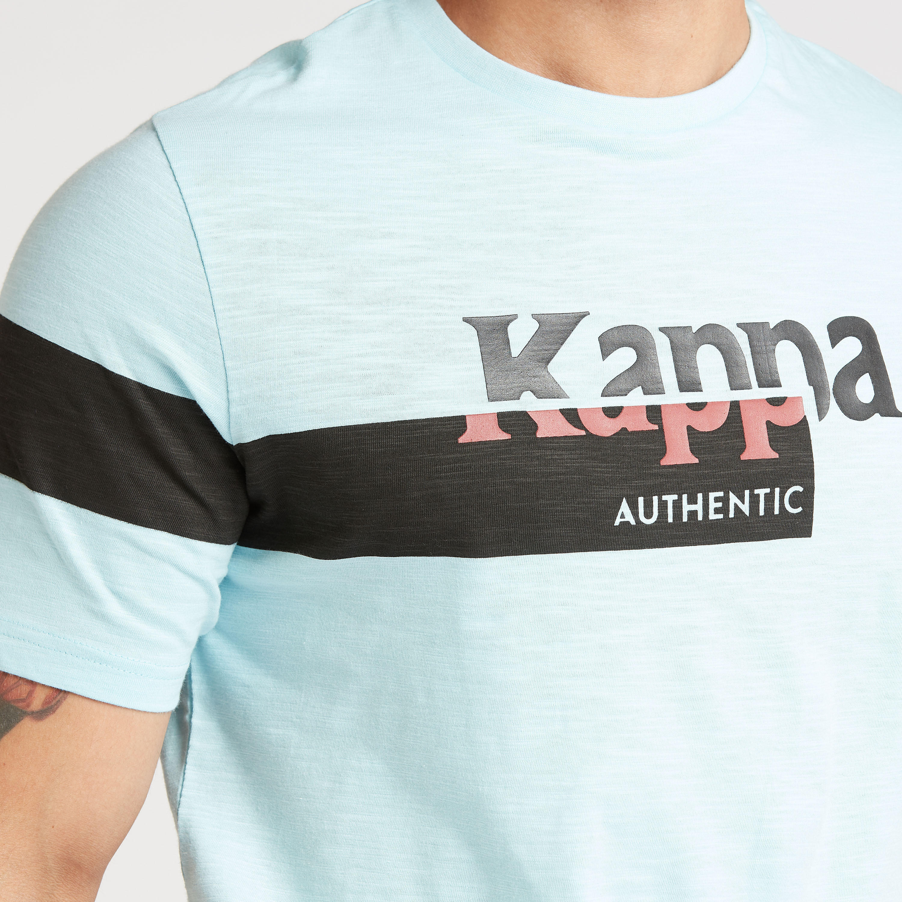 تيشيرت بياقة ضيّقة وأكمام قصيرة وطبعات من كابا-men-clothing-sportswearandactivewear-tshirtsandpolos-image-8