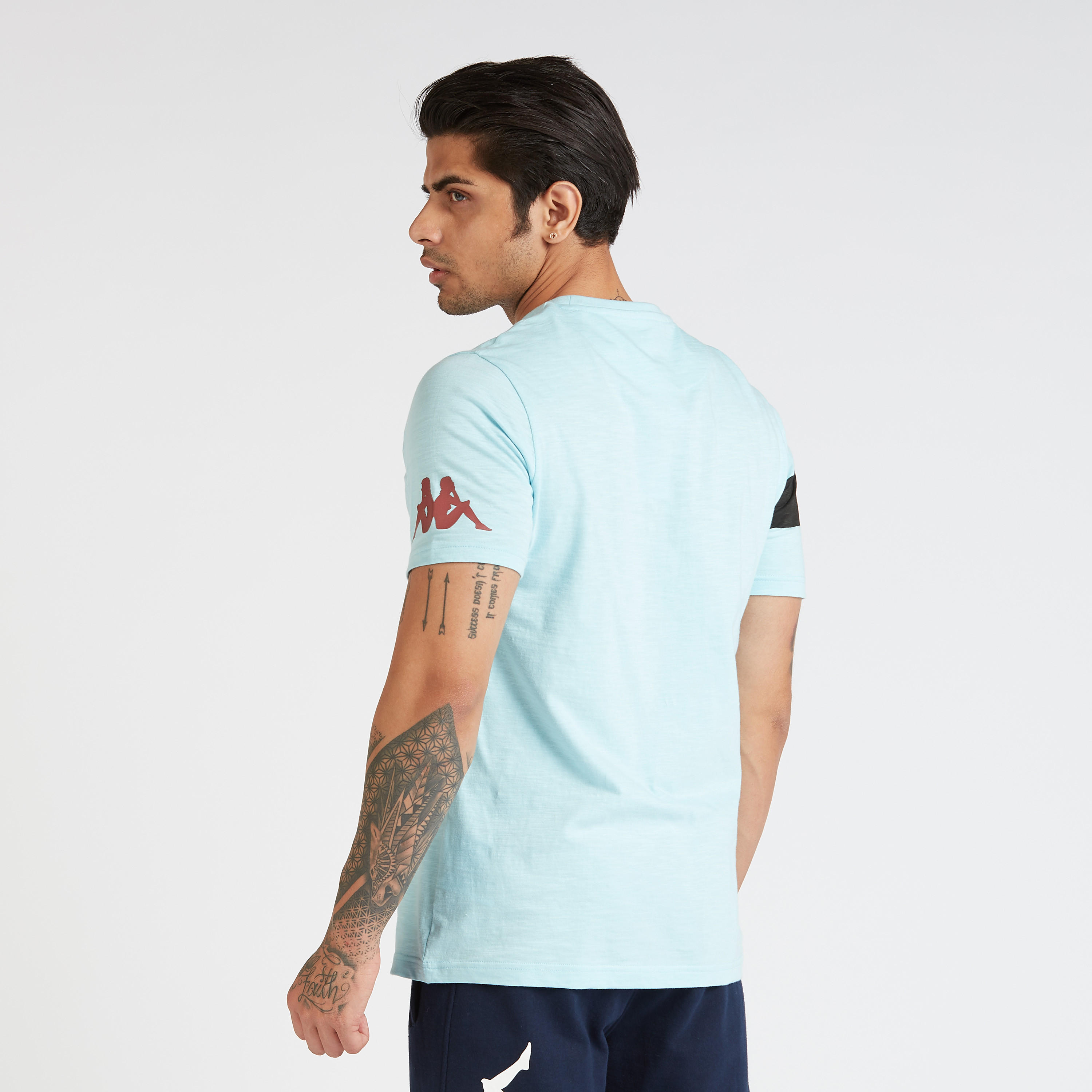 تيشيرت بياقة ضيّقة وأكمام قصيرة وطبعات من كابا-men-clothing-sportswearandactivewear-tshirtsandpolos-image-9