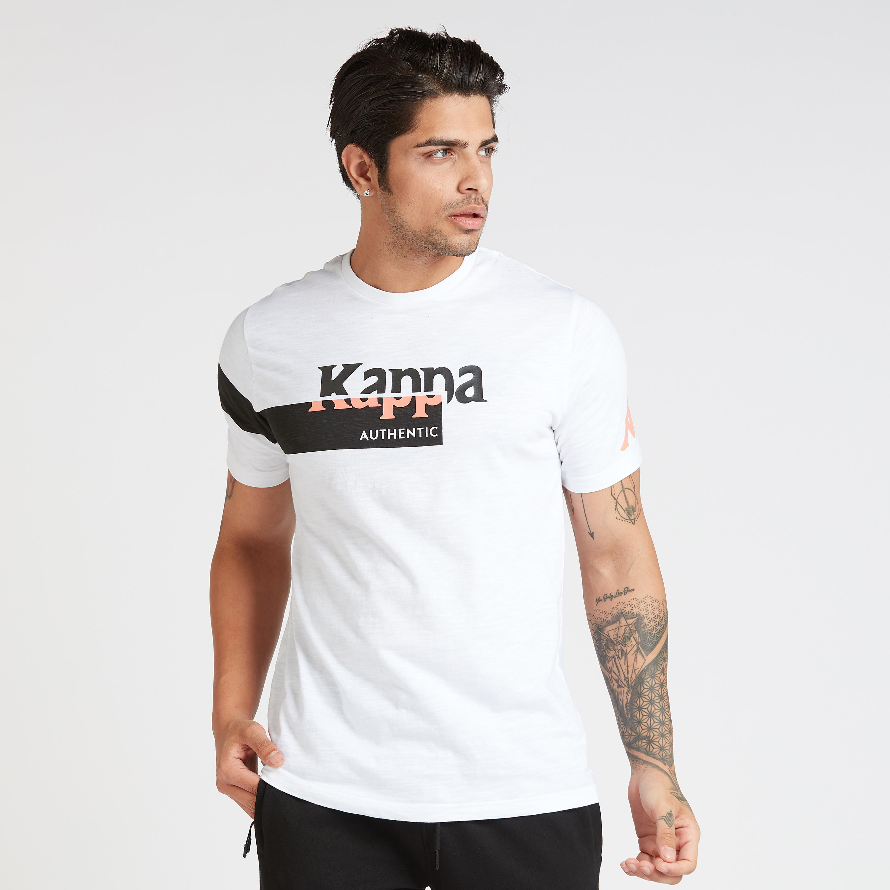 تيشيرت بياقة ضيّقة وأكمام قصيرة وطبعات من كابا-men-clothing-sportswearandactivewear-tshirtsandpolos-image-1