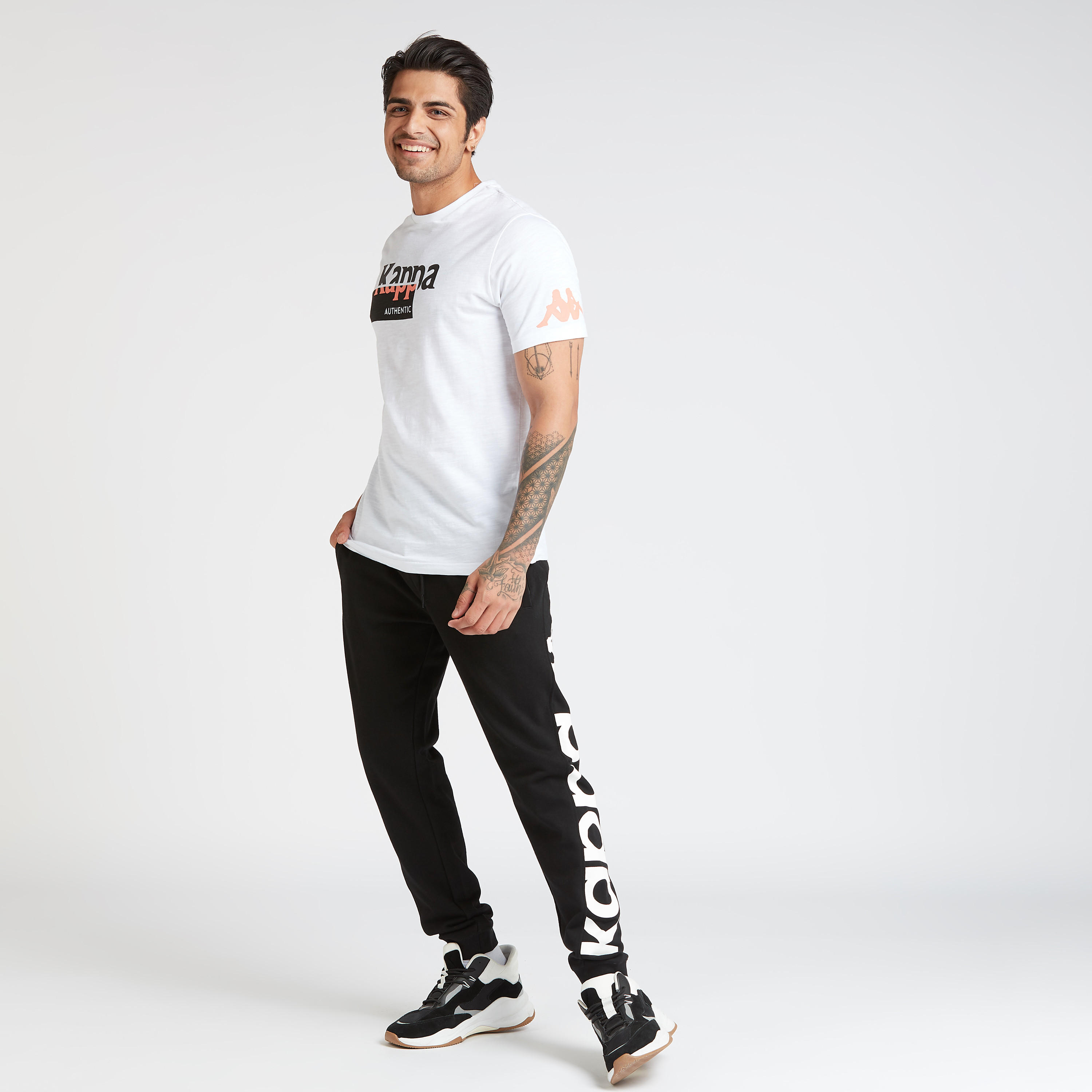 تيشيرت بياقة ضيّقة وأكمام قصيرة وطبعات من كابا-men-clothing-sportswearandactivewear-tshirtsandpolos-image-2
