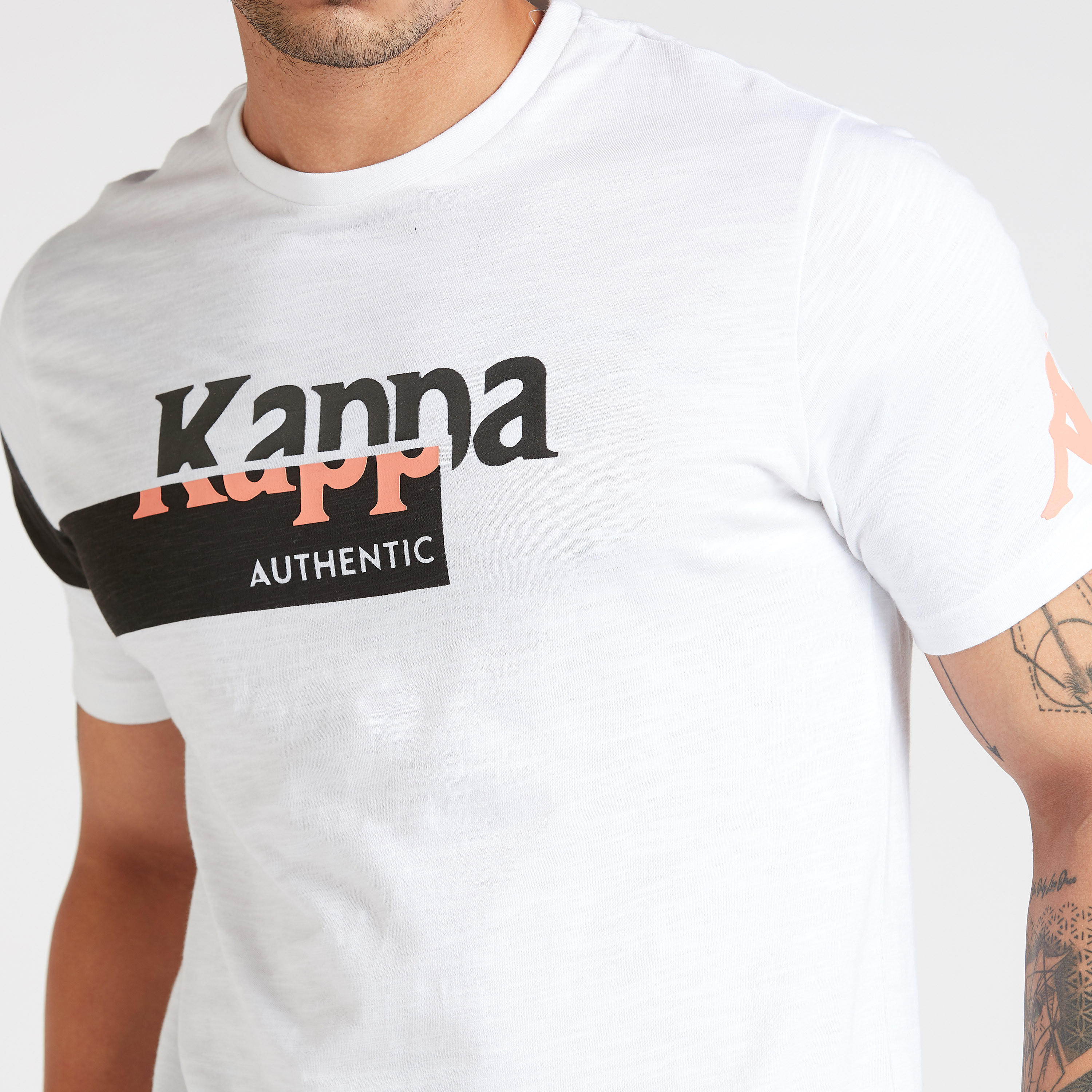 تيشيرت بياقة ضيّقة وأكمام قصيرة وطبعات من كابا-men-clothing-sportswearandactivewear-tshirtsandpolos-image-3