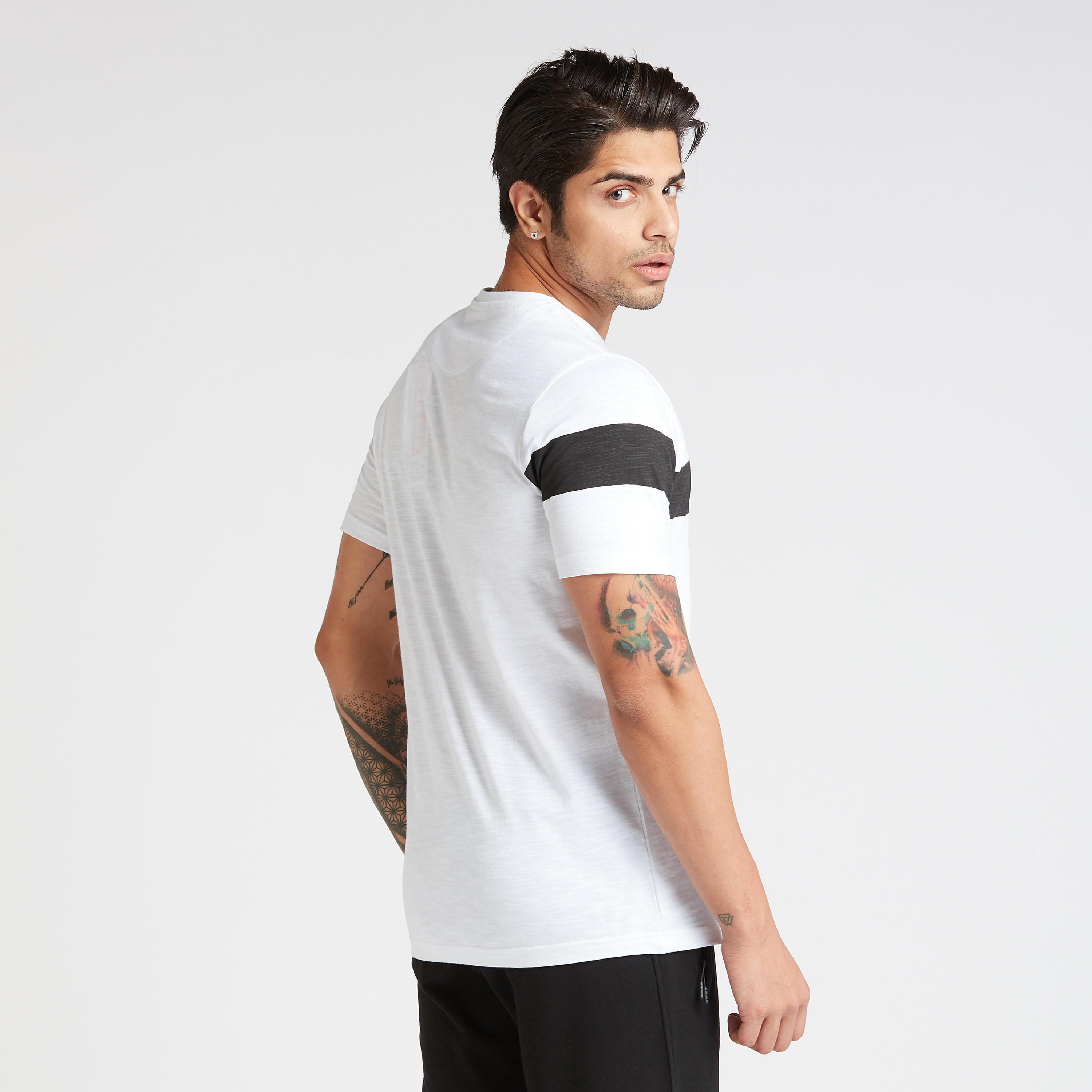 تيشيرت بياقة ضيّقة وأكمام قصيرة وطبعات من كابا-men-clothing-sportswearandactivewear-tshirtsandpolos-image-4