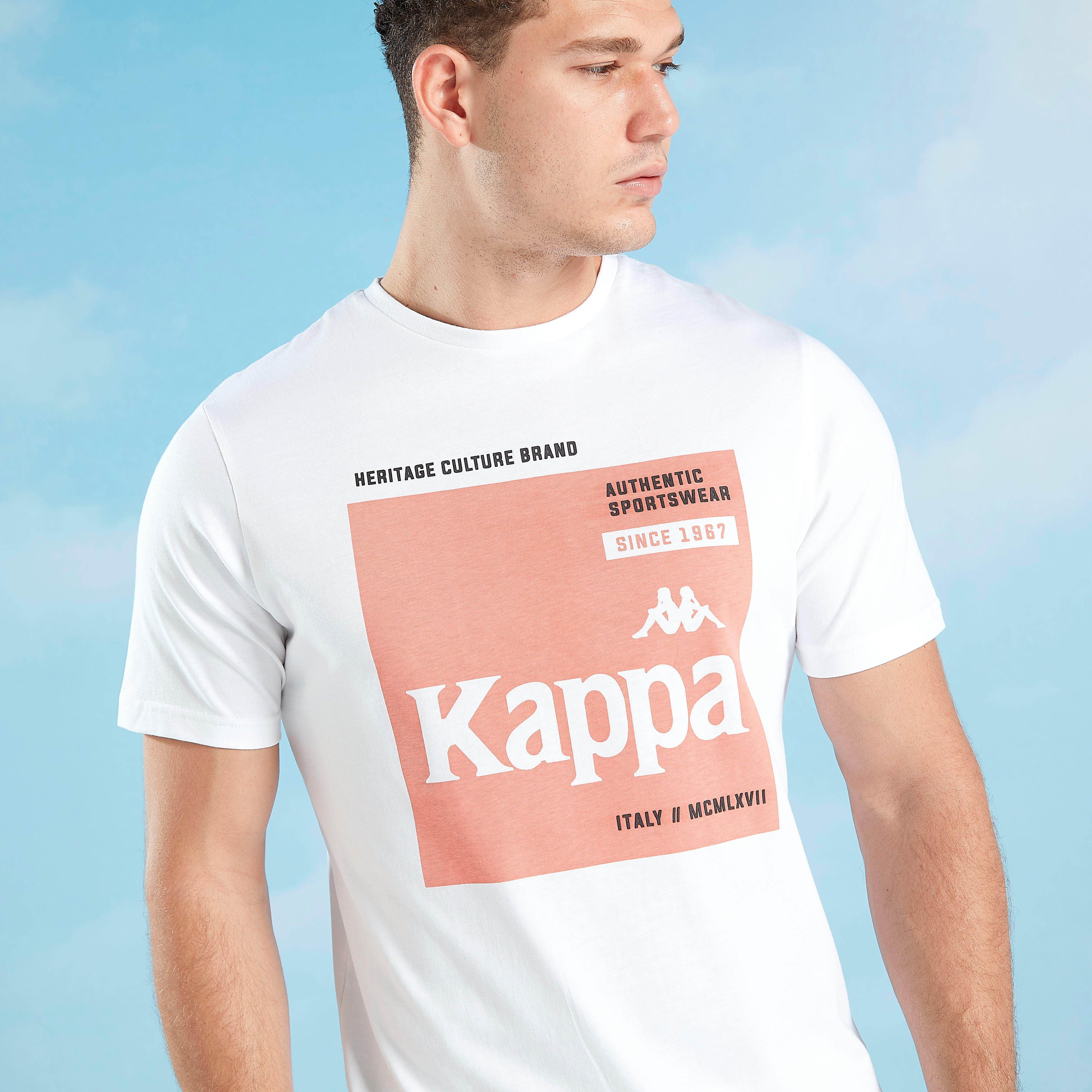 تيشيرت بياقة ضيّقة وأكمام قصيرة وطبعات من كابا-men-clothing-sportswearandactivewear-tshirtsandpolos-image-1