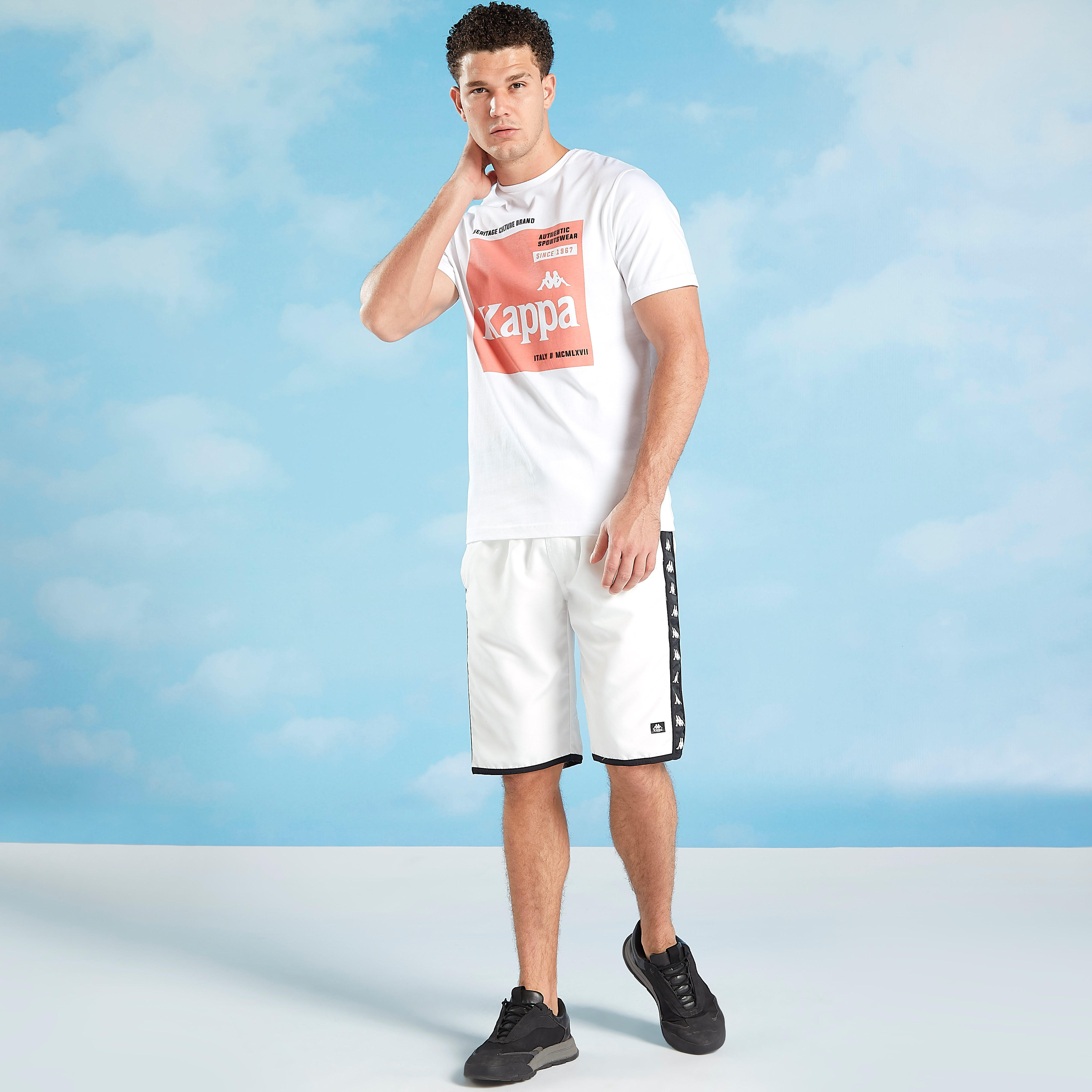 تيشيرت بياقة ضيّقة وأكمام قصيرة وطبعات من كابا-men-clothing-sportswearandactivewear-tshirtsandpolos-image-2