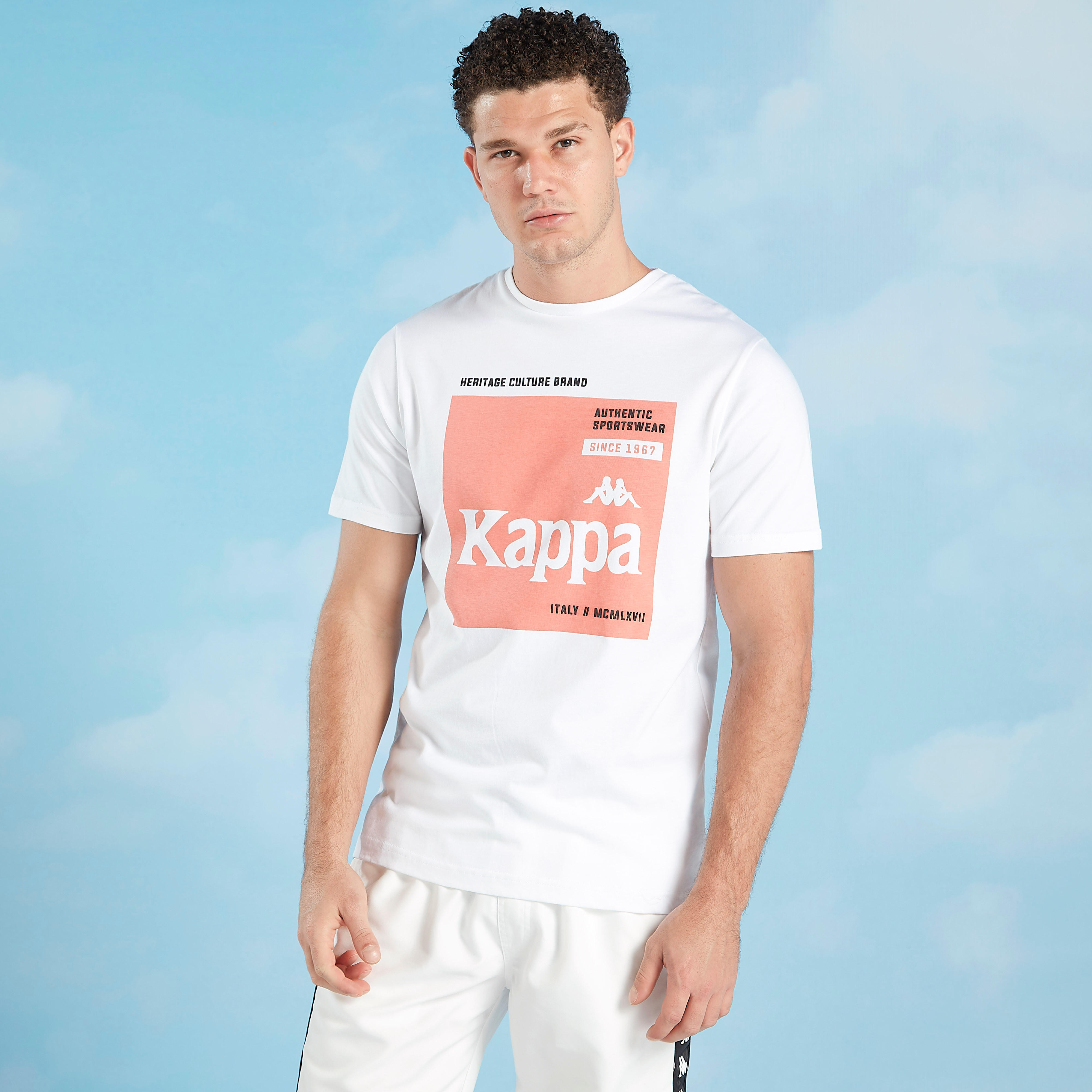 تيشيرت بياقة ضيّقة وأكمام قصيرة وطبعات من كابا-men-clothing-sportswearandactivewear-tshirtsandpolos-image-3