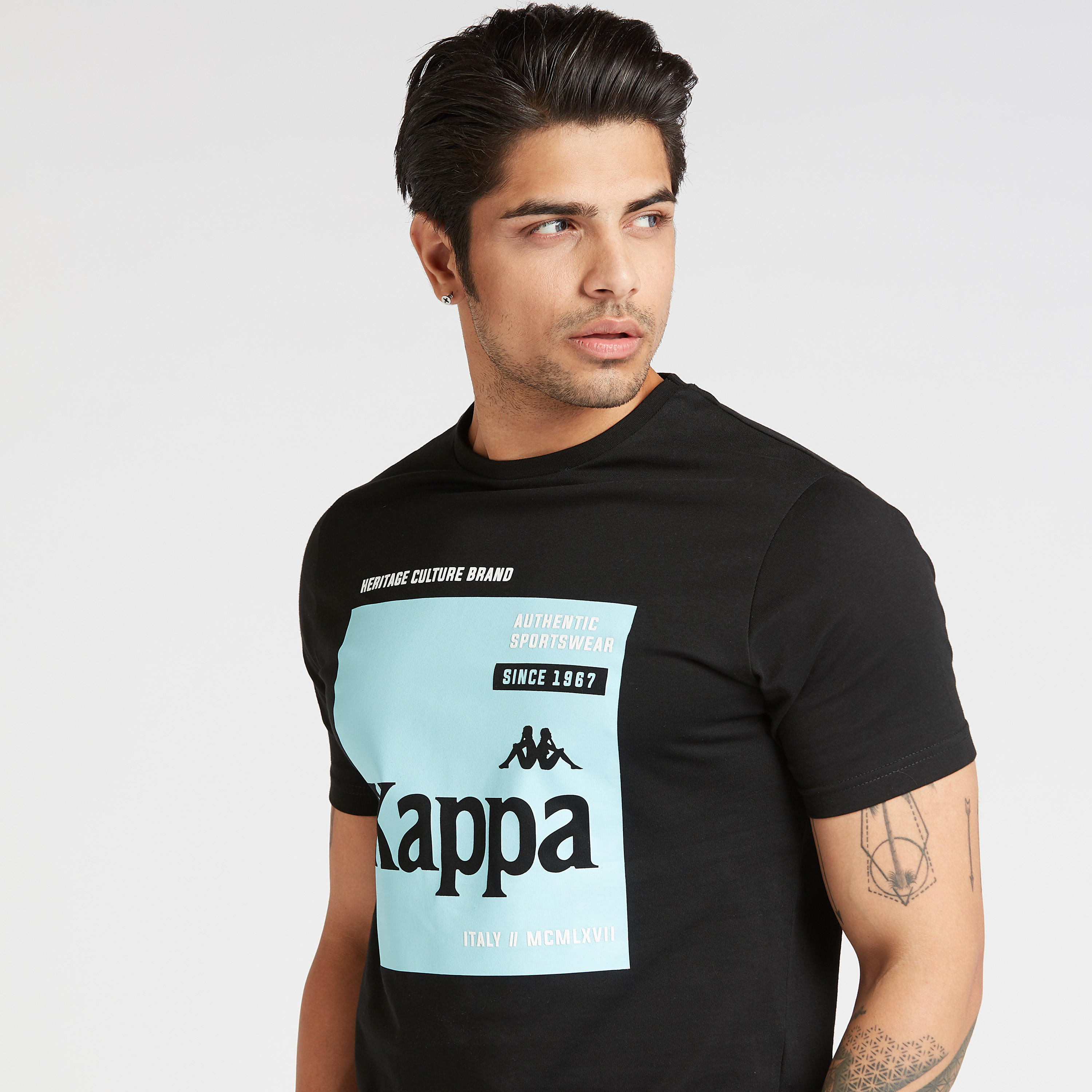 تيشيرت بياقة مستديرة وأكمام قصيرة وطبعات من كابا-men-clothing-sportswearandactivewear-tshirtsandpolos-image-3
