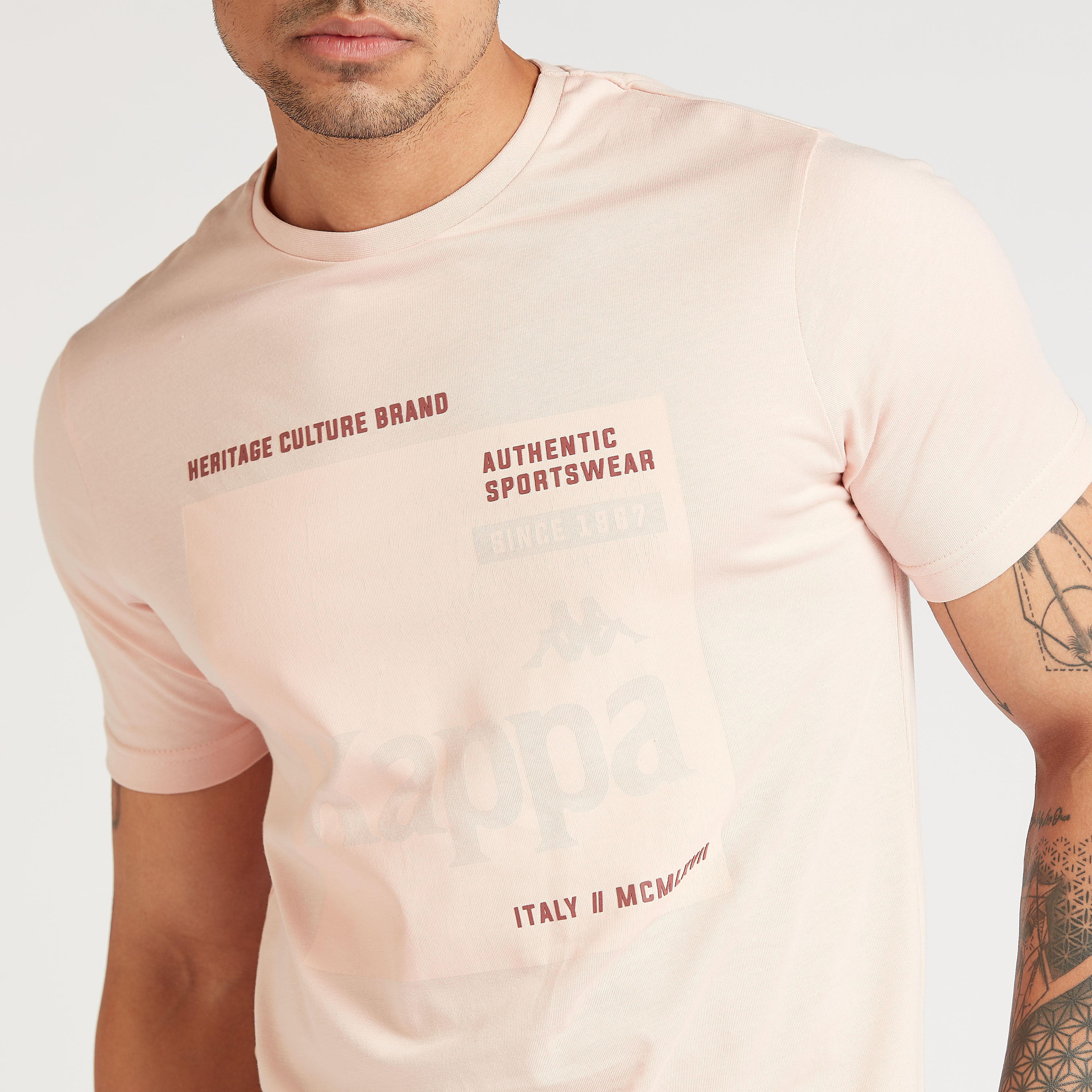تيشيرت بياقة مستديرة وأكمام قصيرة وطبعات من كابا-men-clothing-sportswearandactivewear-tshirtsandpolos-image-7