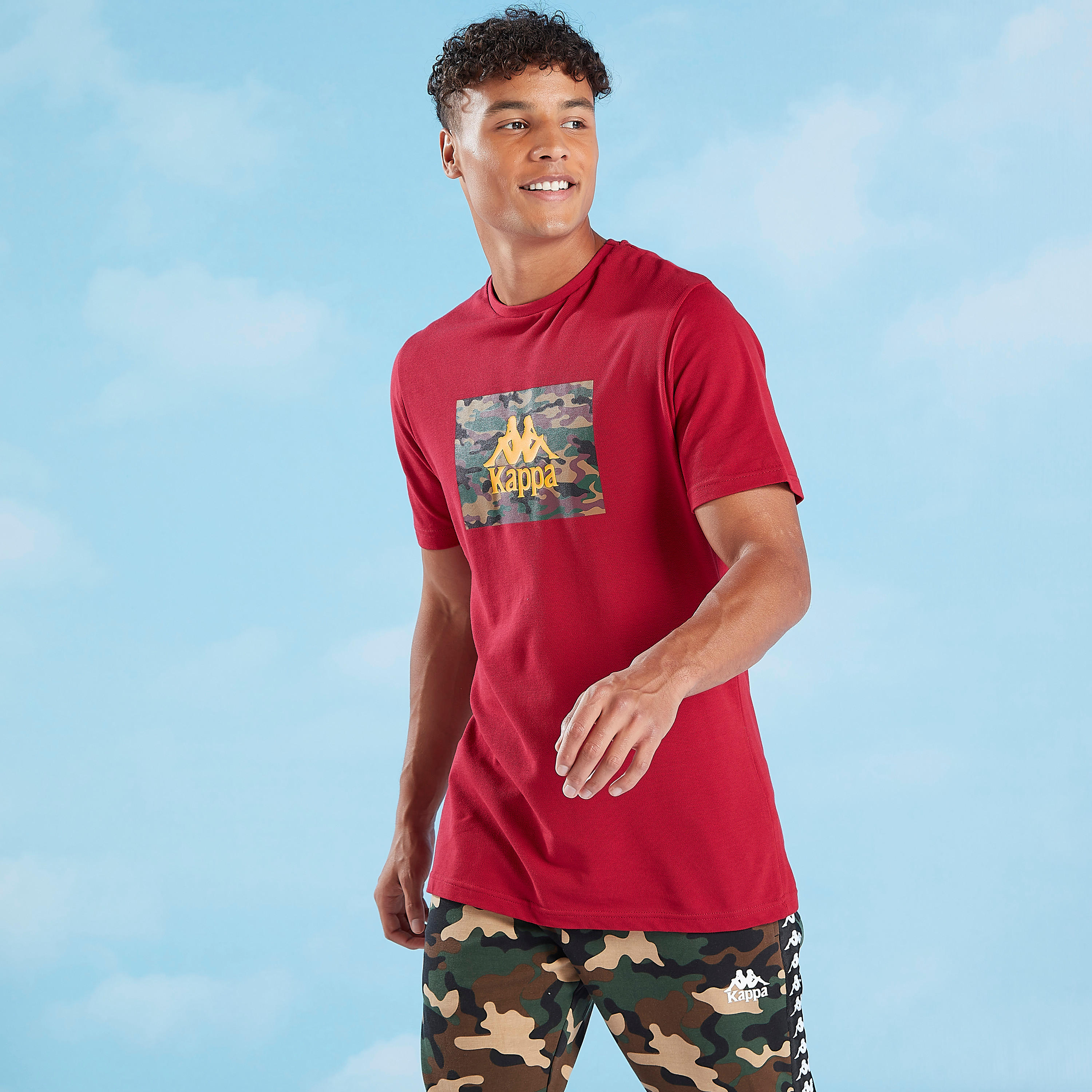 تيشيرت بياقة ضيّقة وأكمام قصيرة وطبعات من كابا-men-clothing-sportswearandactivewear-tshirtsandpolos-image-1