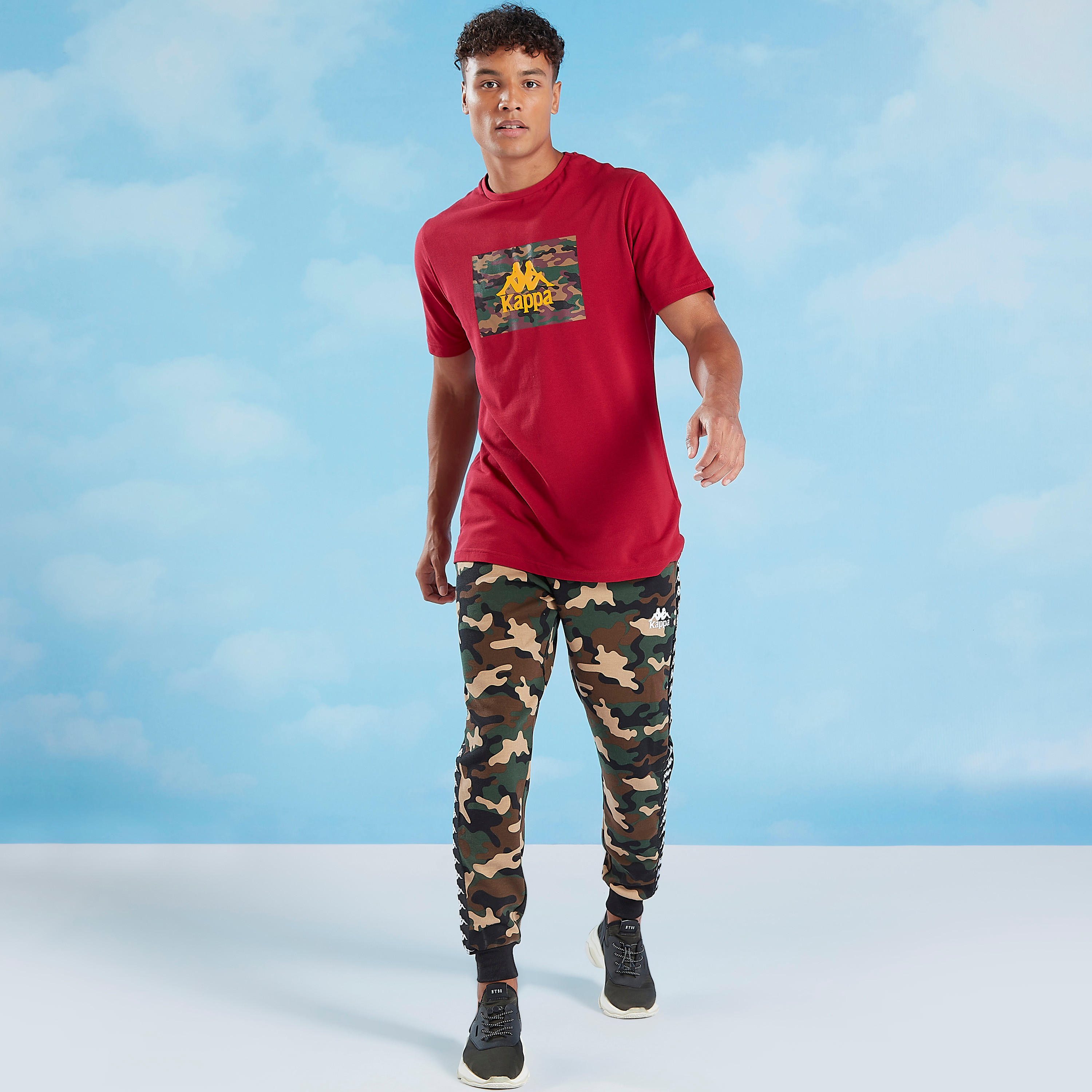 تيشيرت بياقة ضيّقة وأكمام قصيرة وطبعات من كابا-men-clothing-sportswearandactivewear-tshirtsandpolos-image-2