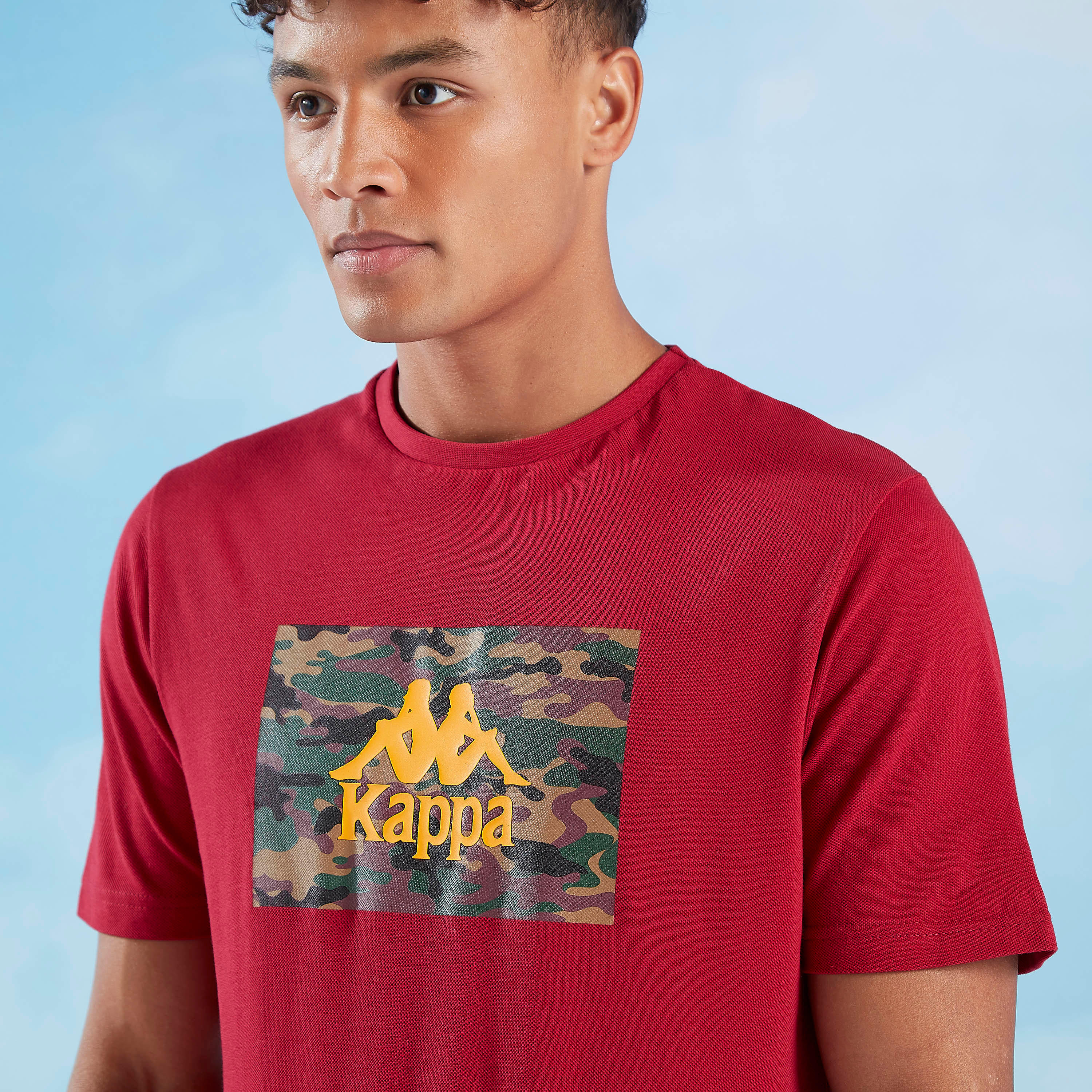 تيشيرت بياقة ضيّقة وأكمام قصيرة وطبعات من كابا-men-clothing-sportswearandactivewear-tshirtsandpolos-image-3