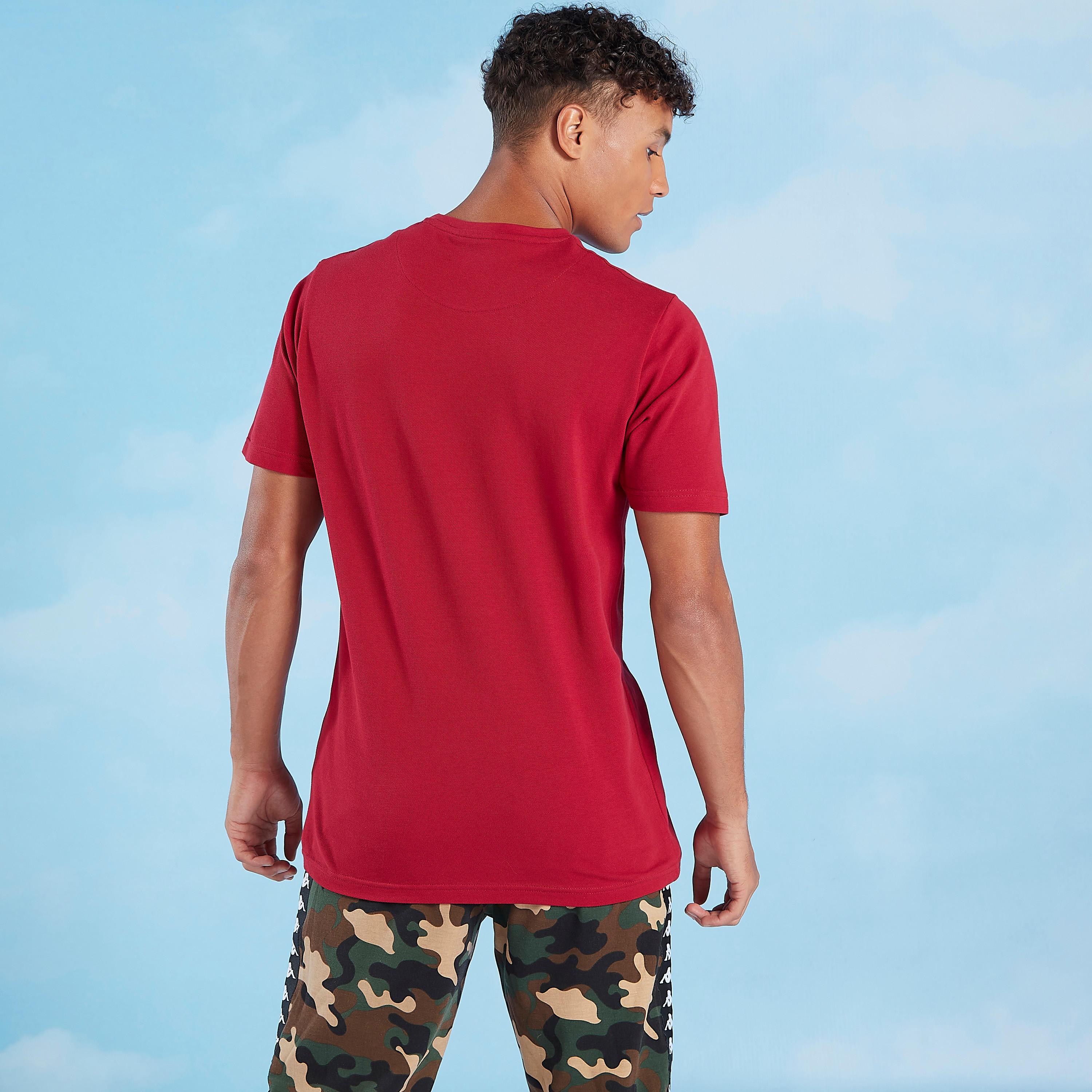 تيشيرت بياقة ضيّقة وأكمام قصيرة وطبعات من كابا-men-clothing-sportswearandactivewear-tshirtsandpolos-image-4