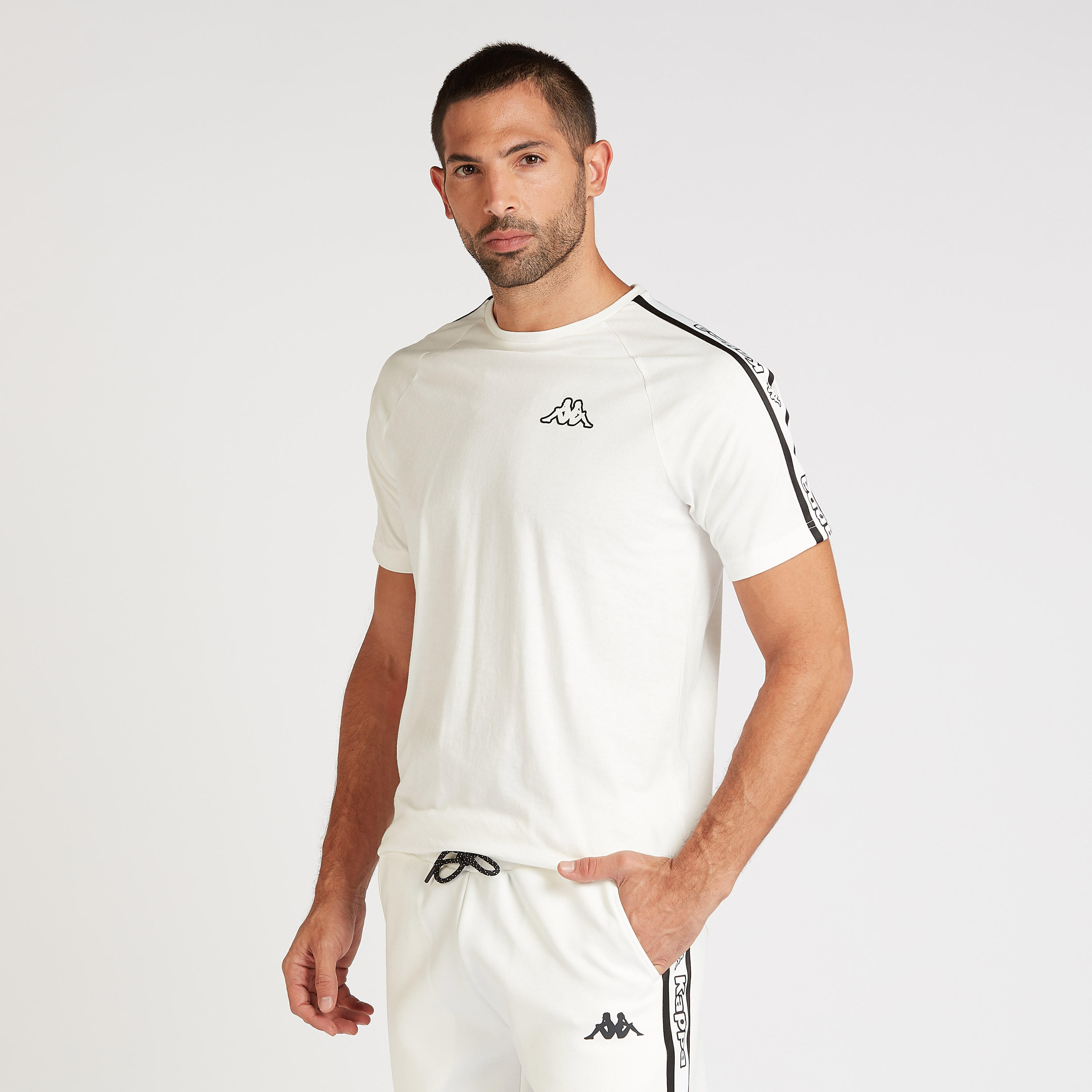 تيشيرت بياقة ضيّقة وأكمام مغايرة وطبعات من كابا-men-clothing-sportswearandactivewear-tshirtsandpolos-image-1