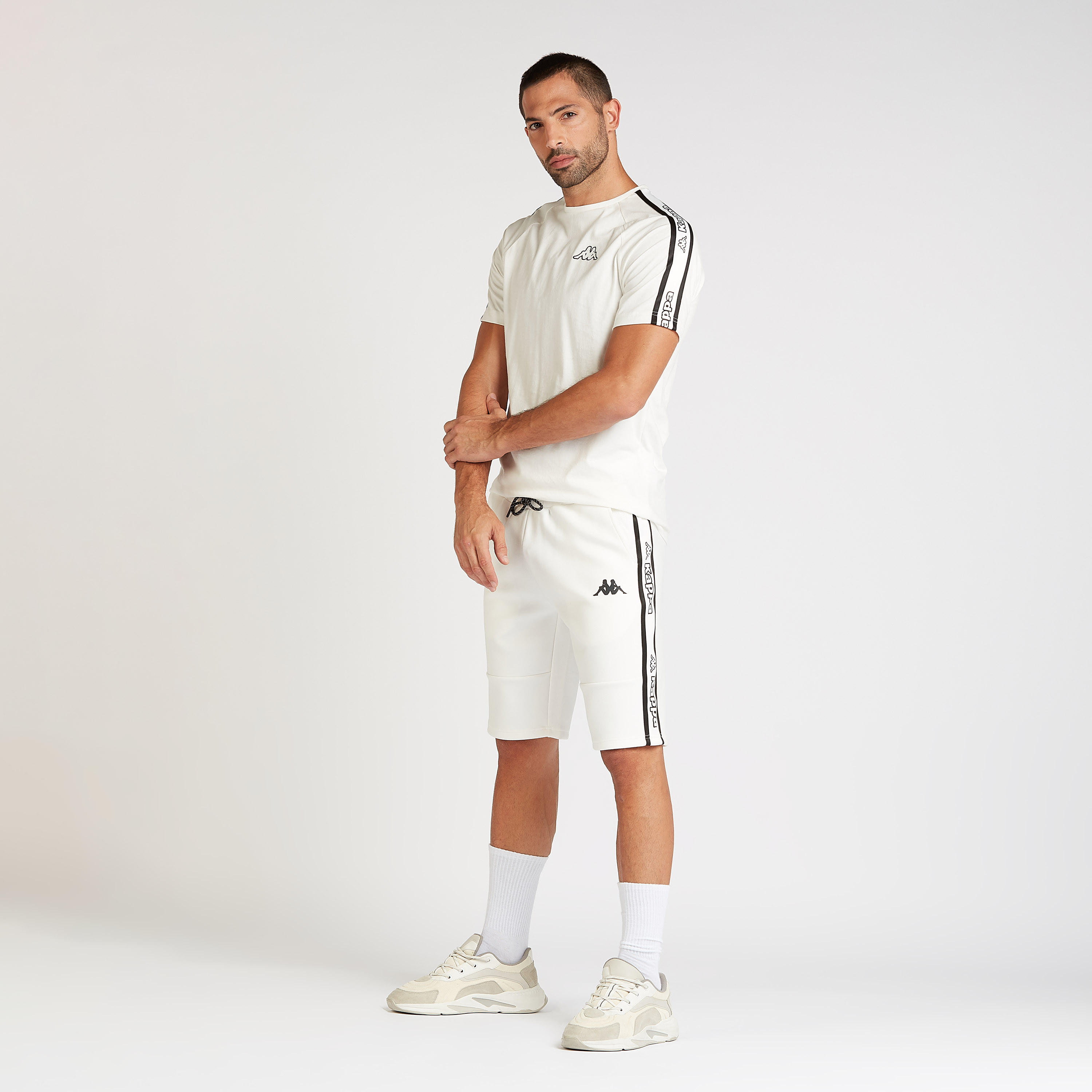 تيشيرت بياقة ضيّقة وأكمام مغايرة وطبعات من كابا-men-clothing-sportswearandactivewear-tshirtsandpolos-image-2