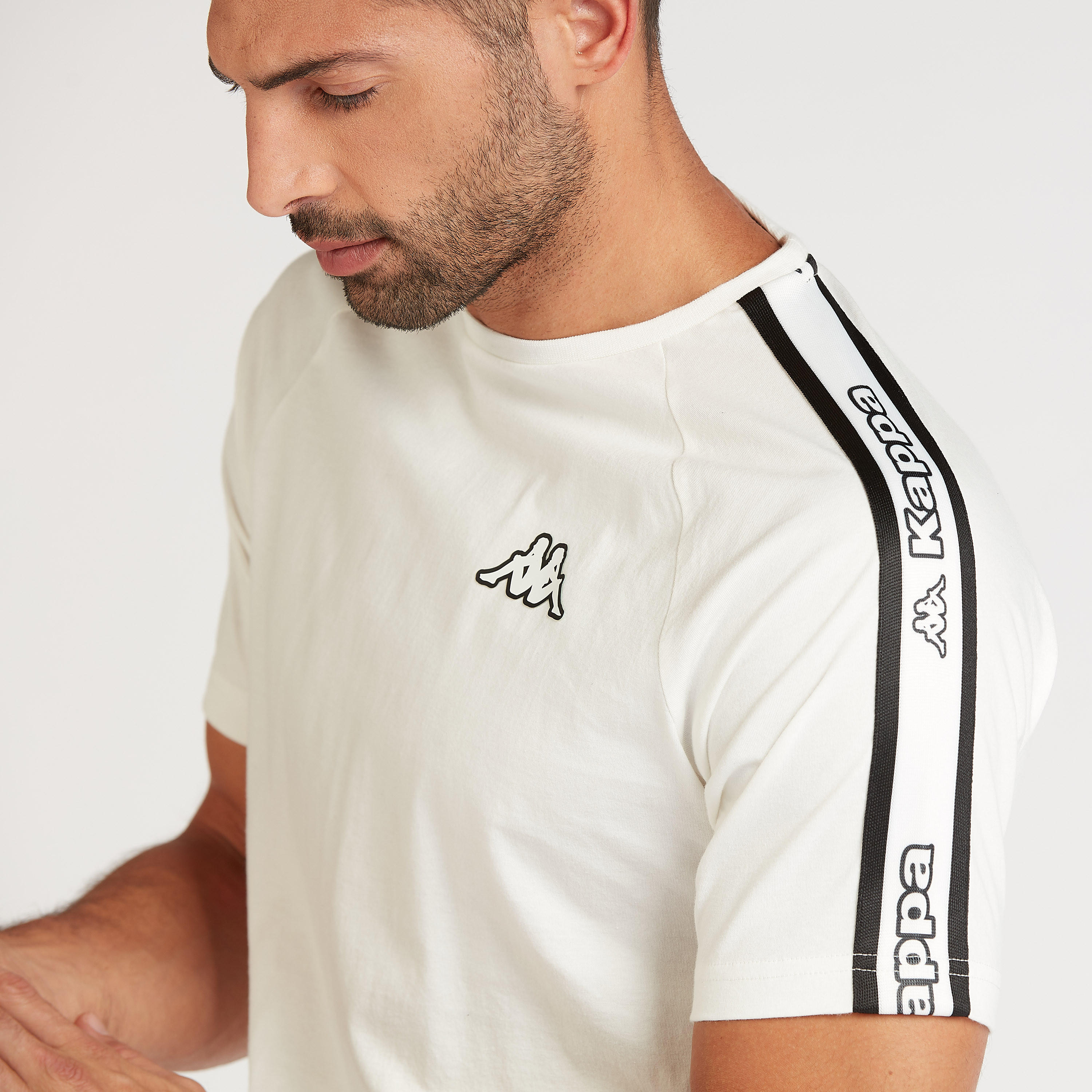 تيشيرت بياقة ضيّقة وأكمام مغايرة وطبعات من كابا-men-clothing-sportswearandactivewear-tshirtsandpolos-image-3