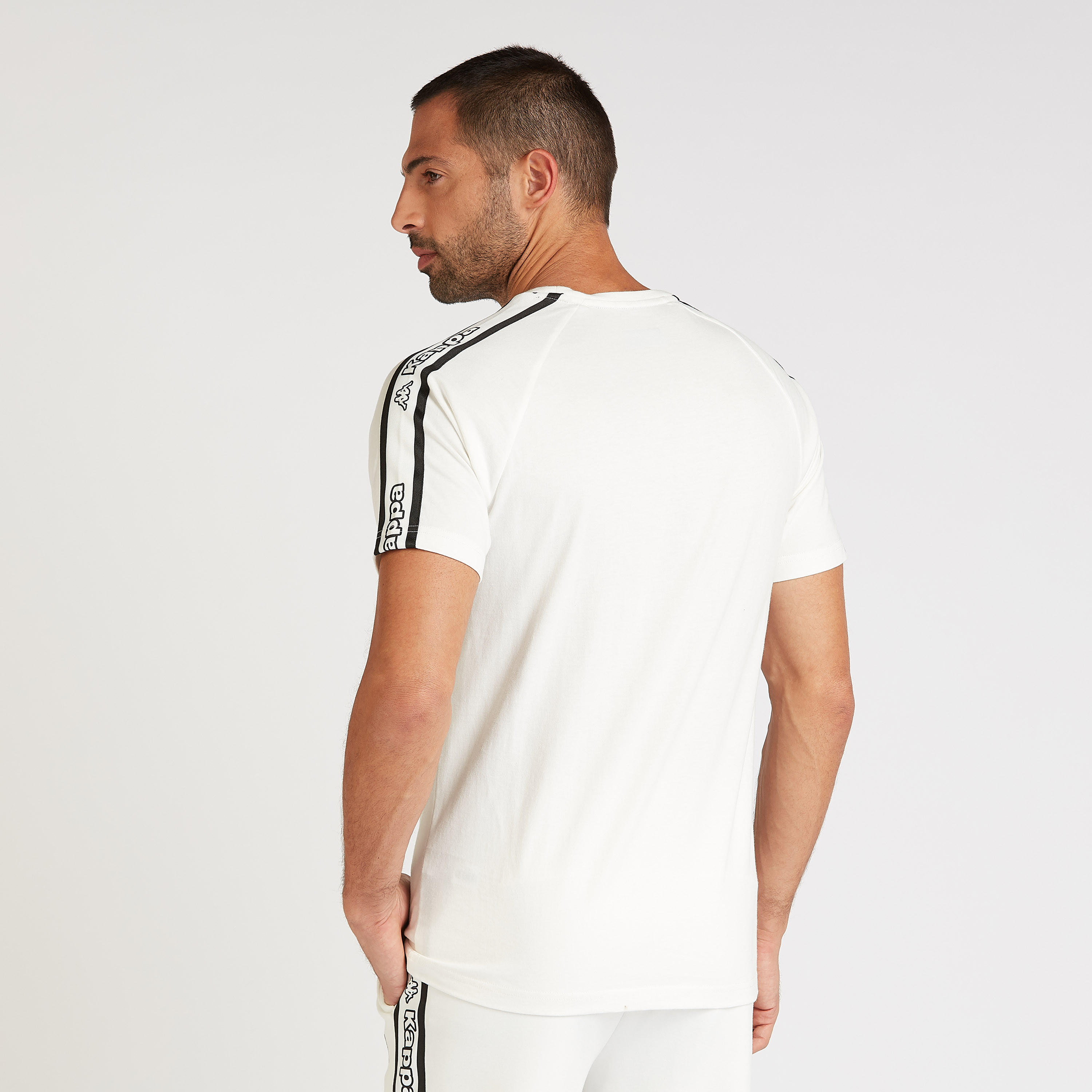 تيشيرت بياقة ضيّقة وأكمام مغايرة وطبعات من كابا-men-clothing-sportswearandactivewear-tshirtsandpolos-image-4