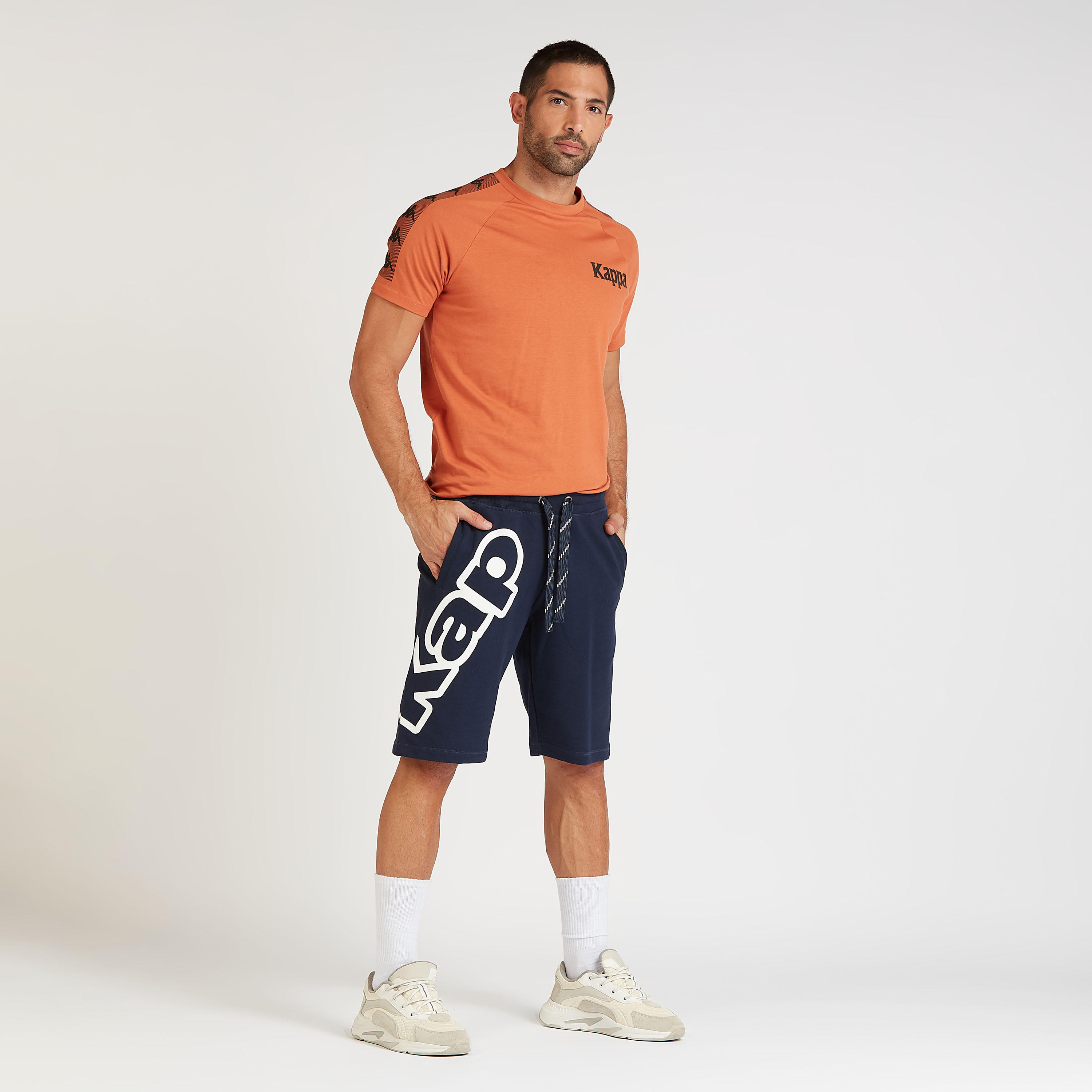 شورت برباط وتفاصيل جيوب وطبعات من كابا-men-clothing-sportswearandactivewear-bottoms-image-2