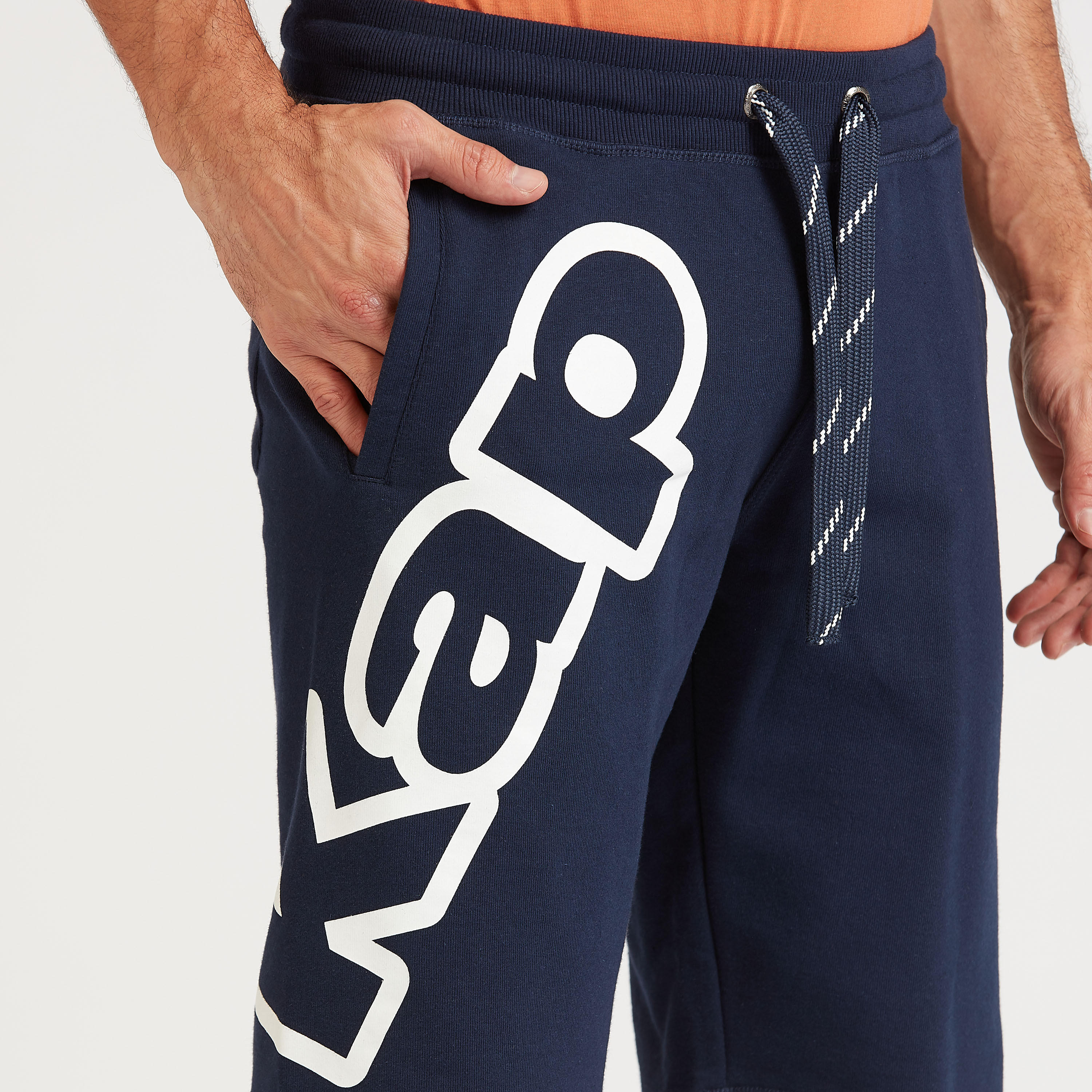 شورت برباط وتفاصيل جيوب وطبعات من كابا-men-clothing-sportswearandactivewear-bottoms-image-3