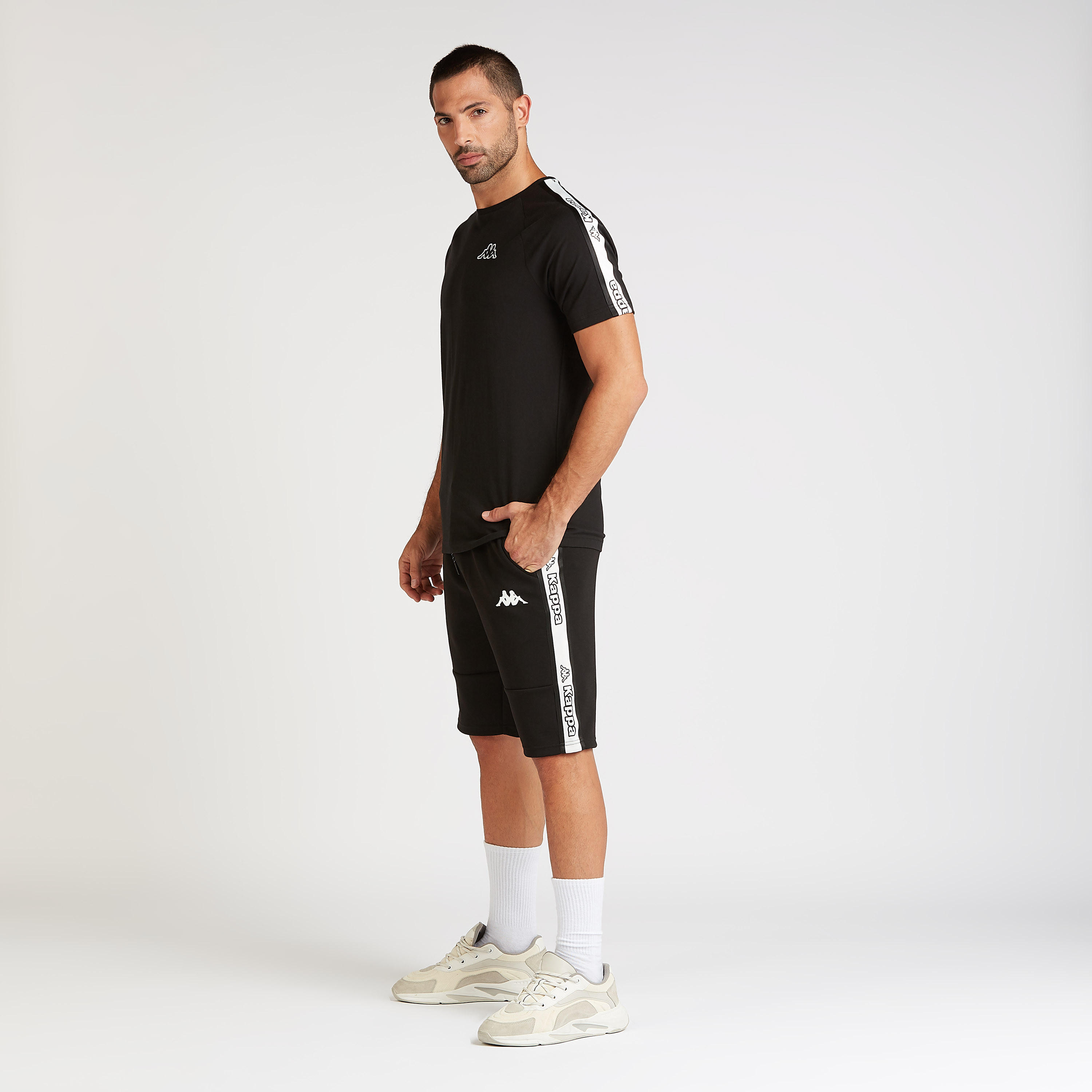 شورت برباط مطاطي وجيوب وشريطة من كابا-men-clothing-sportswearandactivewear-bottoms-image-2