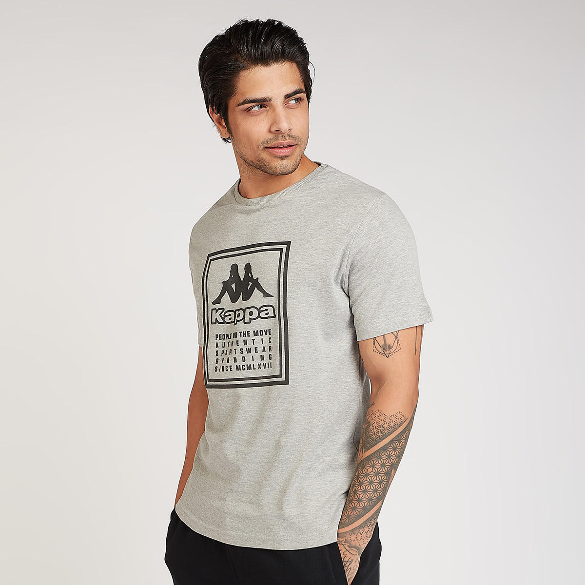 تيشيرت بياقة ضيّقة وأكمام قصيرة وطبعات من كابا-men-clothing-sportswearandactivewear-tshirtsandpolos-image-1