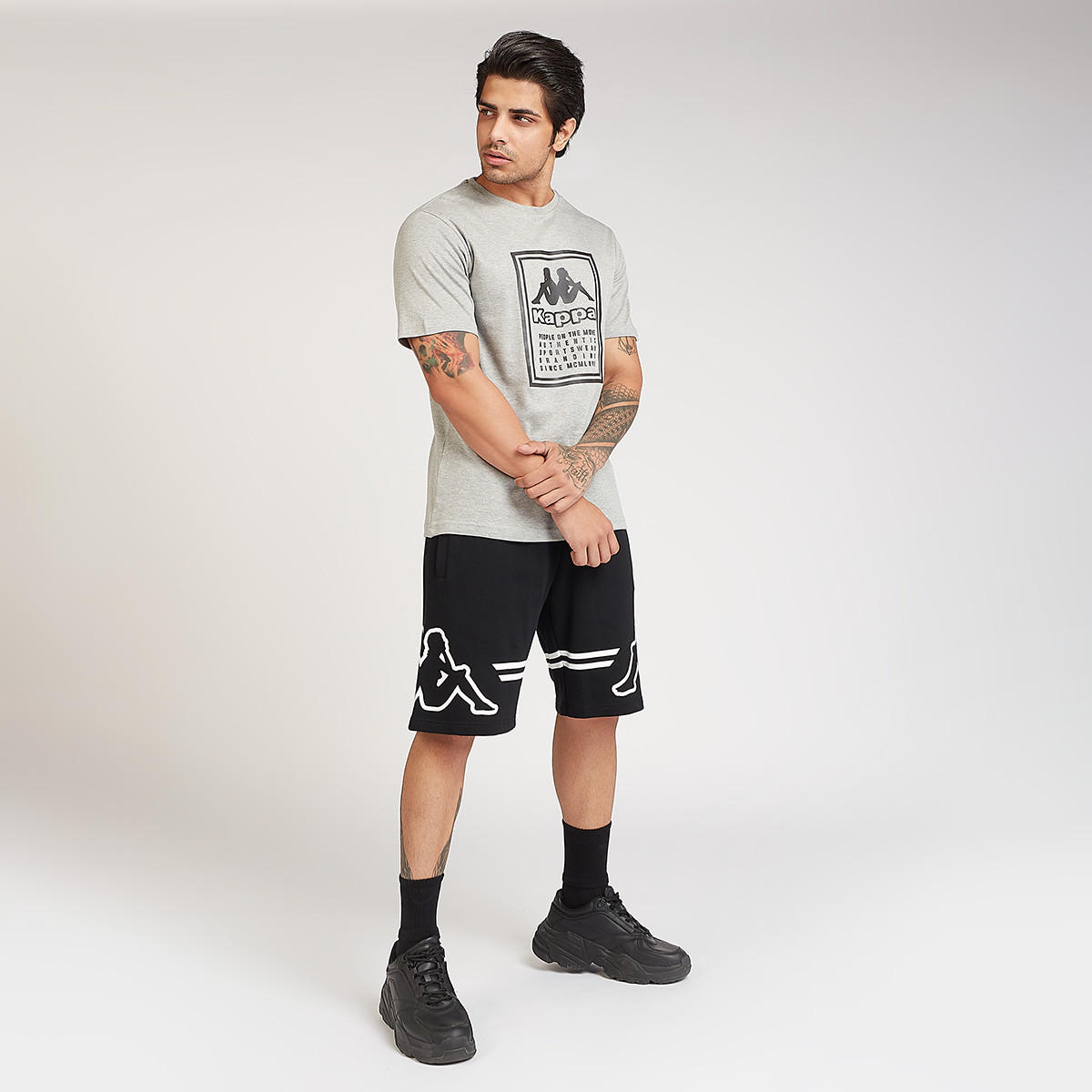 تيشيرت بياقة ضيّقة وأكمام قصيرة وطبعات من كابا-men-clothing-sportswearandactivewear-tshirtsandpolos-image-2