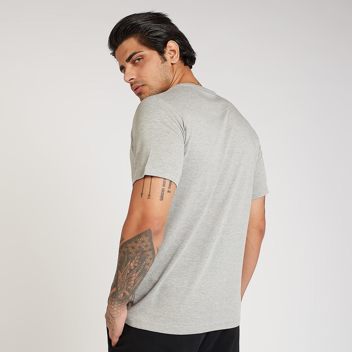 تيشيرت بياقة ضيّقة وأكمام قصيرة وطبعات من كابا-men-clothing-sportswearandactivewear-tshirtsandpolos-image-3